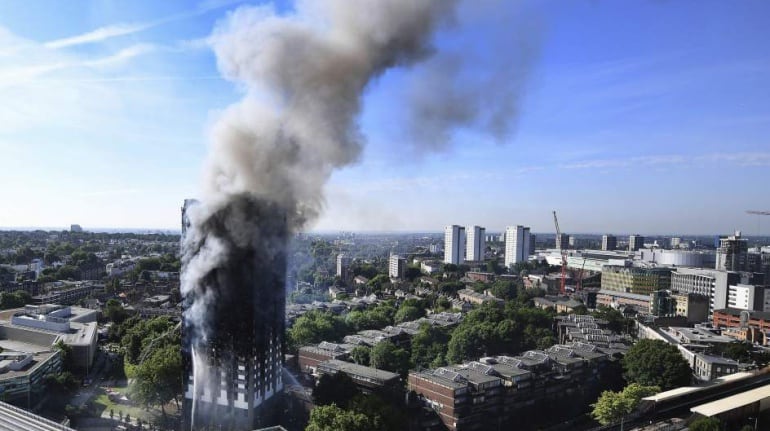 La torre Grenfell ardiendo durante el incendio que la calcinó este miércoles.