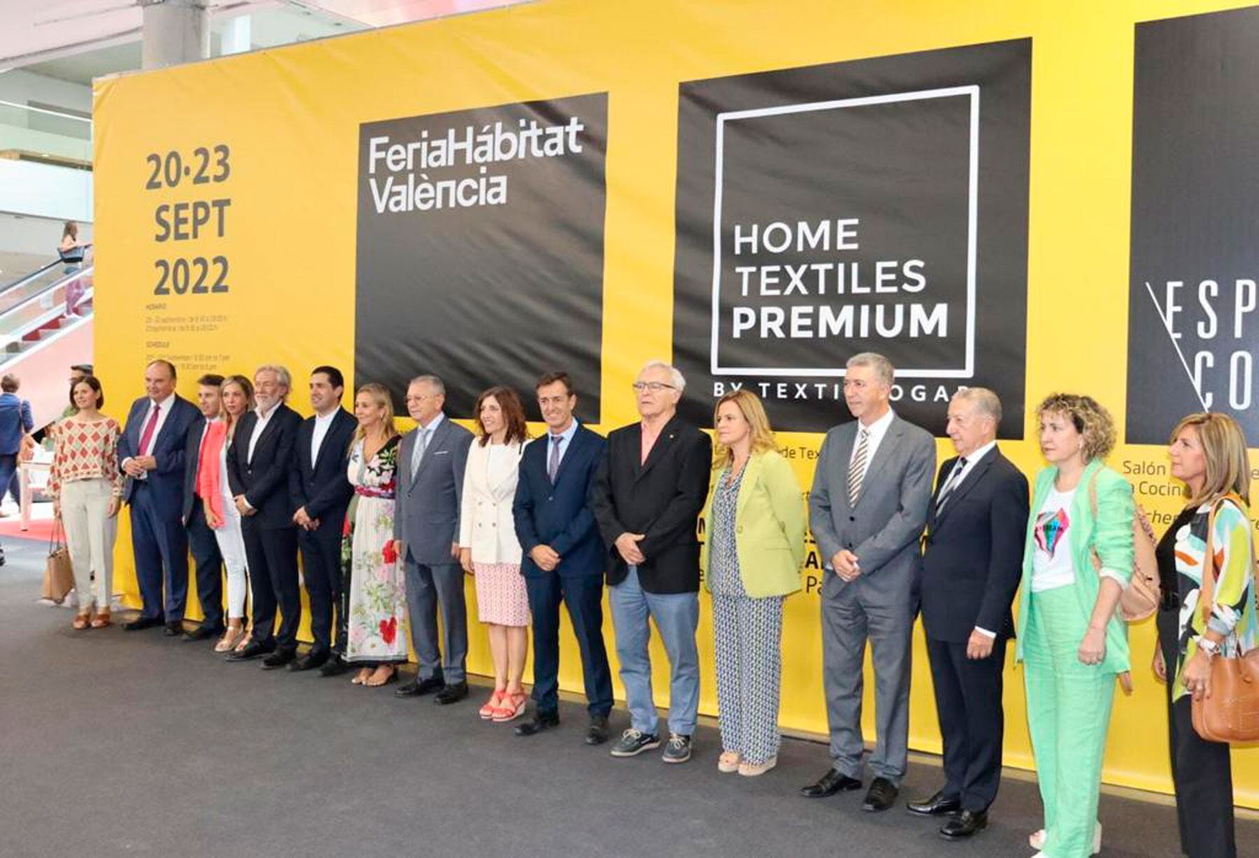 Foto de familia de las autoridades presentes en la inauguración de Textilhogar
