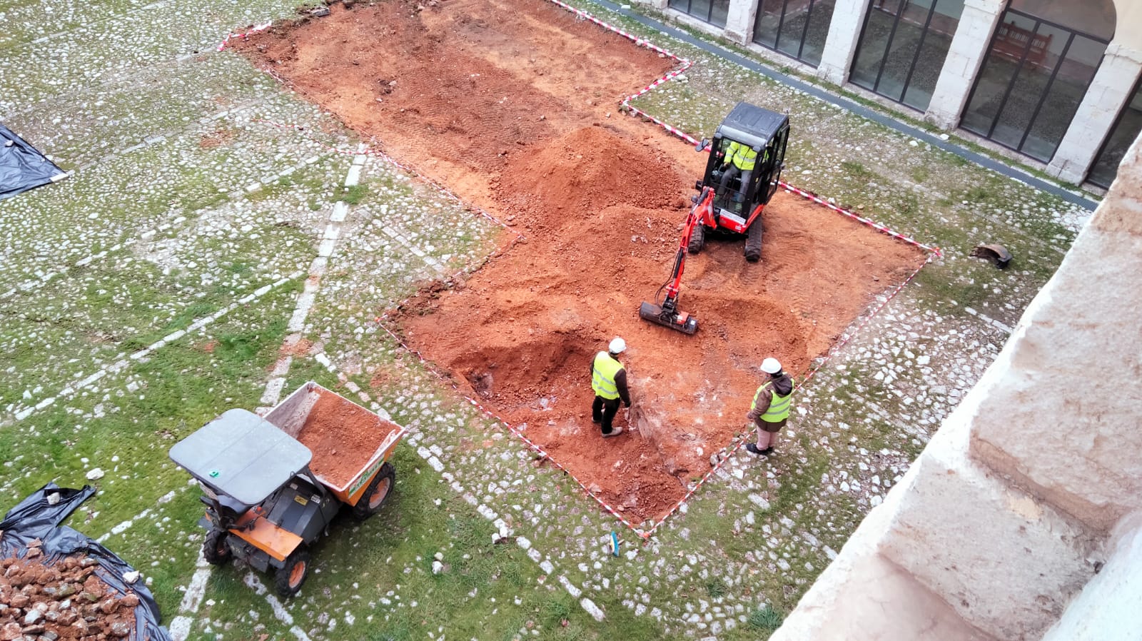 Sondeo en el patio de San Benito para buscar restos del antiguo alcazarejo de Valladolid