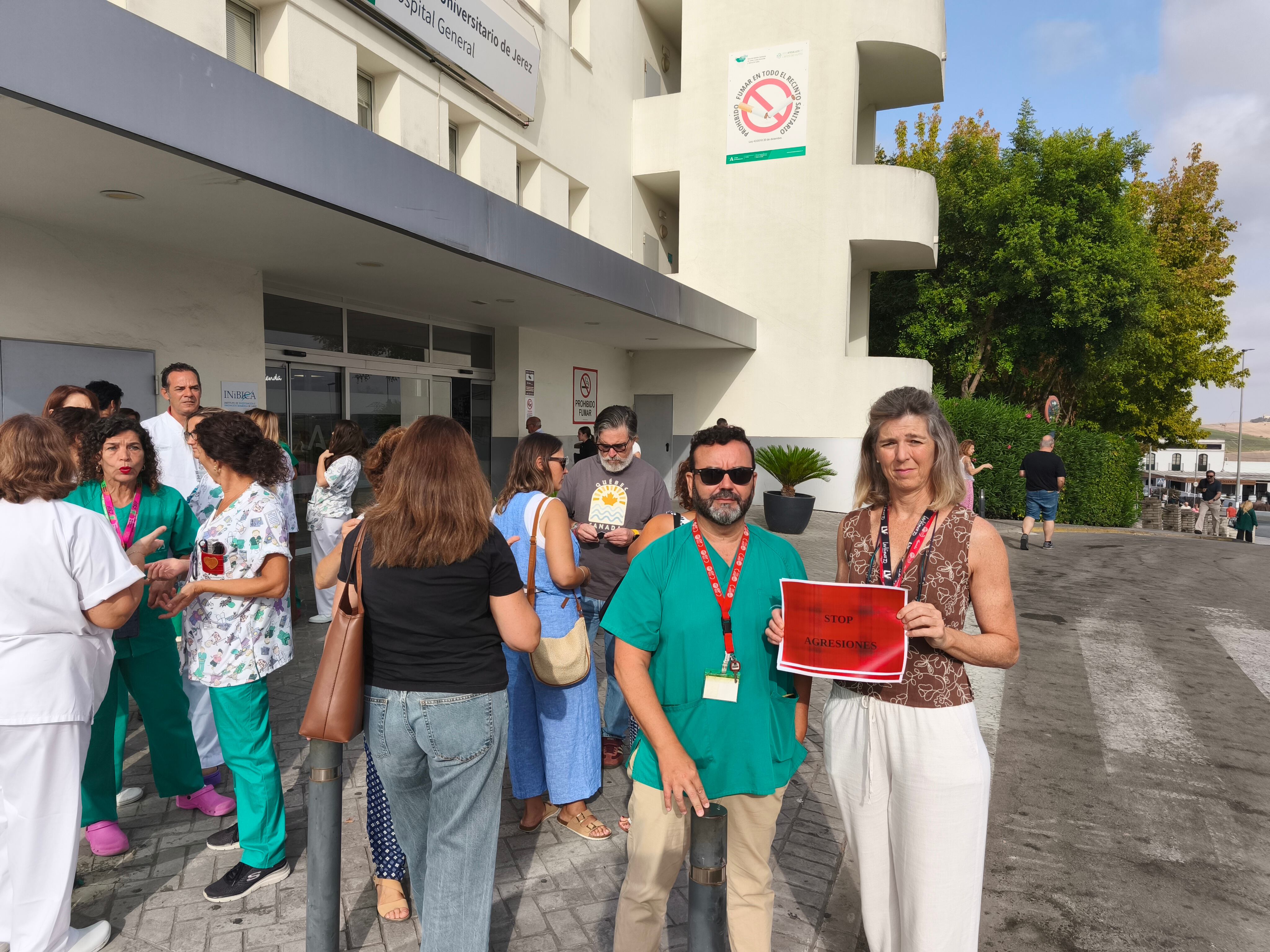 Concentración de sanitarios a las puertas del Hospital de Jerez