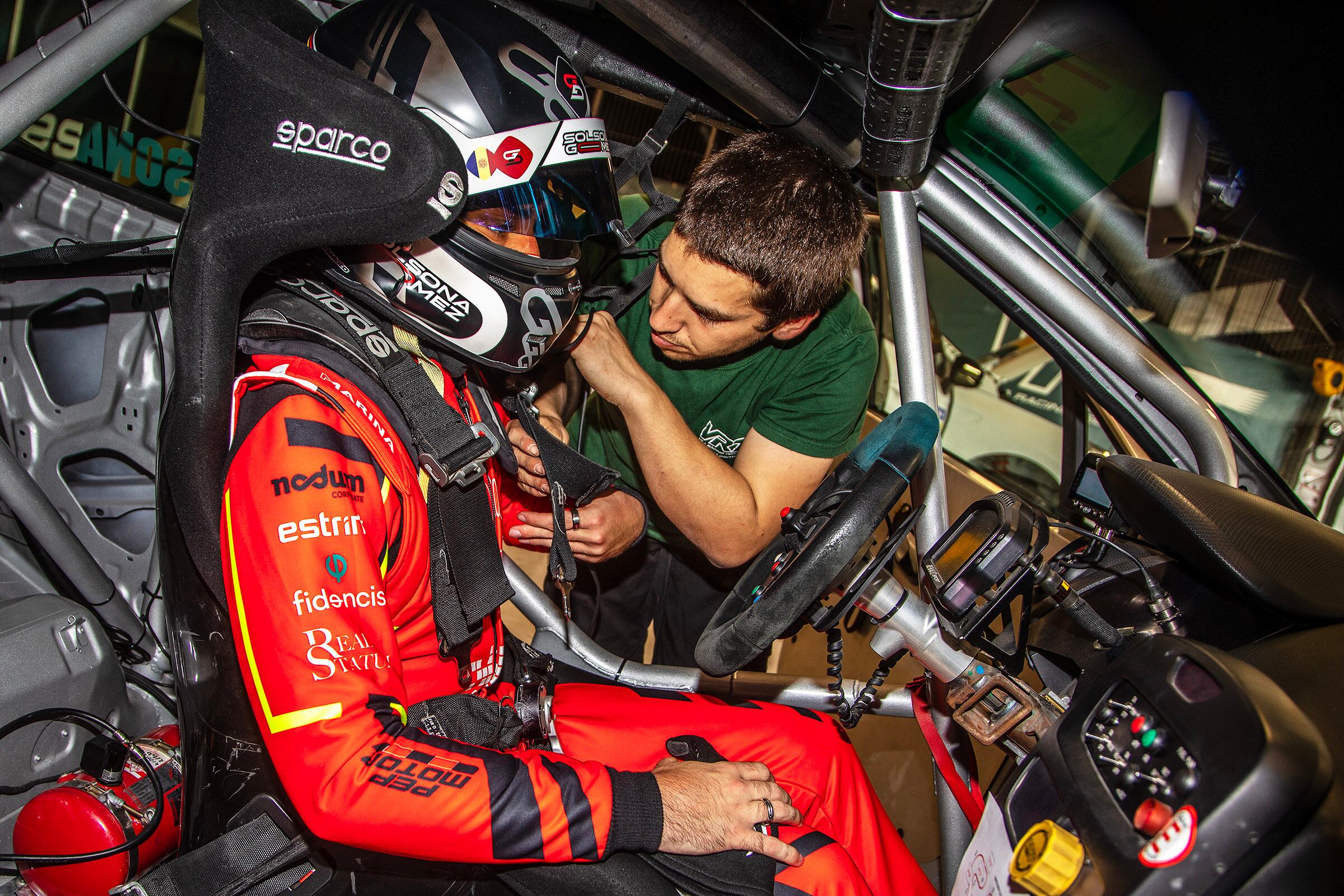 Marc Solsona a dalt del Clio Rally4 del Team VRT.