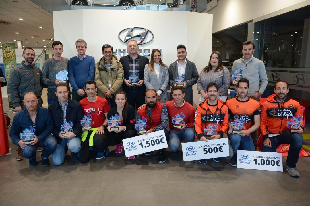 Los ganadores posan con sus trofeos.