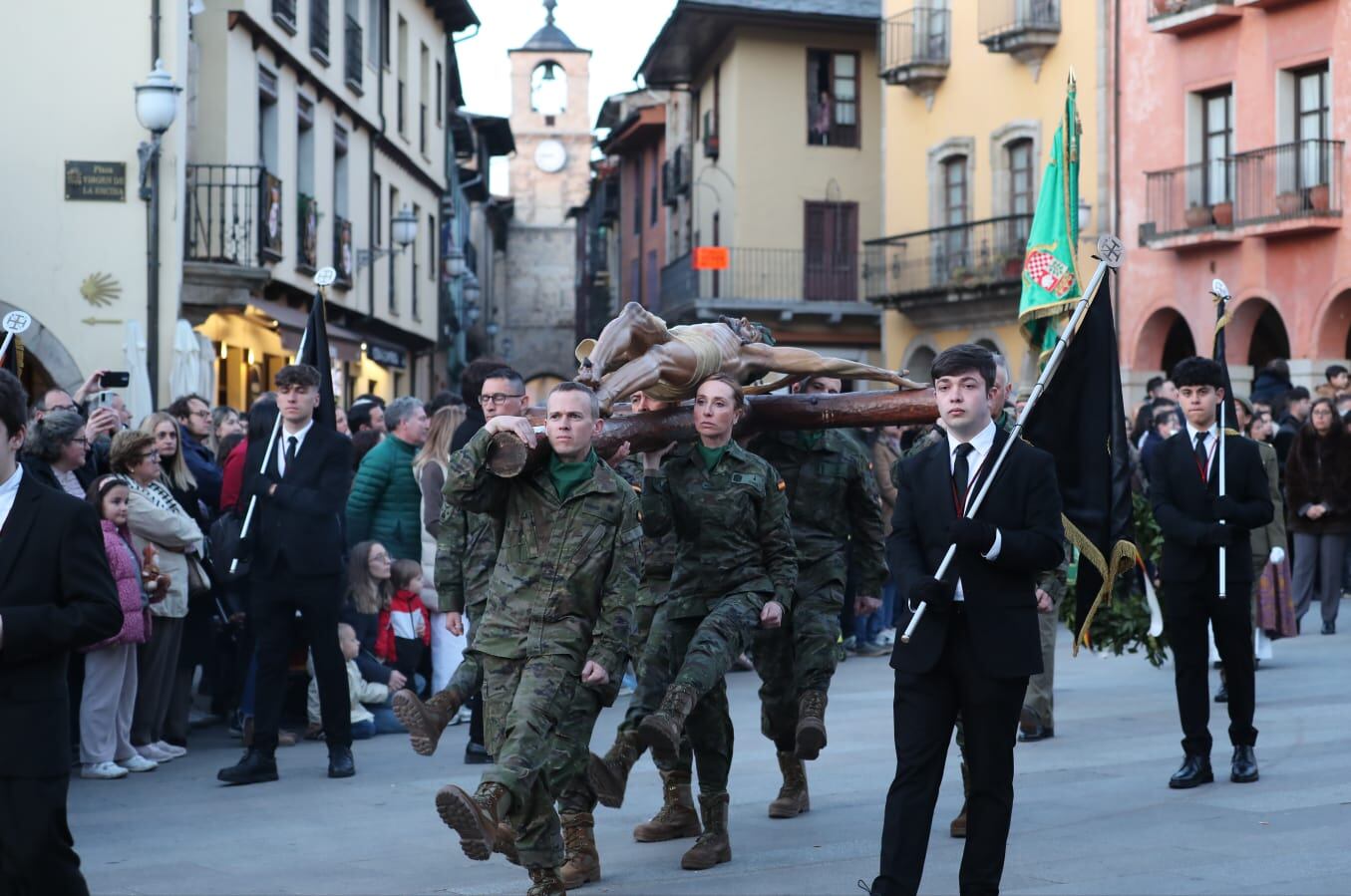 Traslado del Cristo por los militares