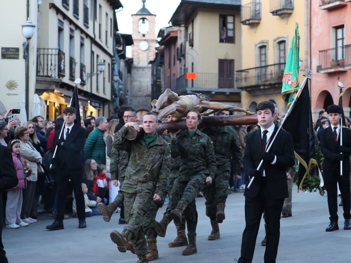 El Cristo de la Esperanza reposa en el castillo de los Templarios tras el traslado por los militares de Astorga