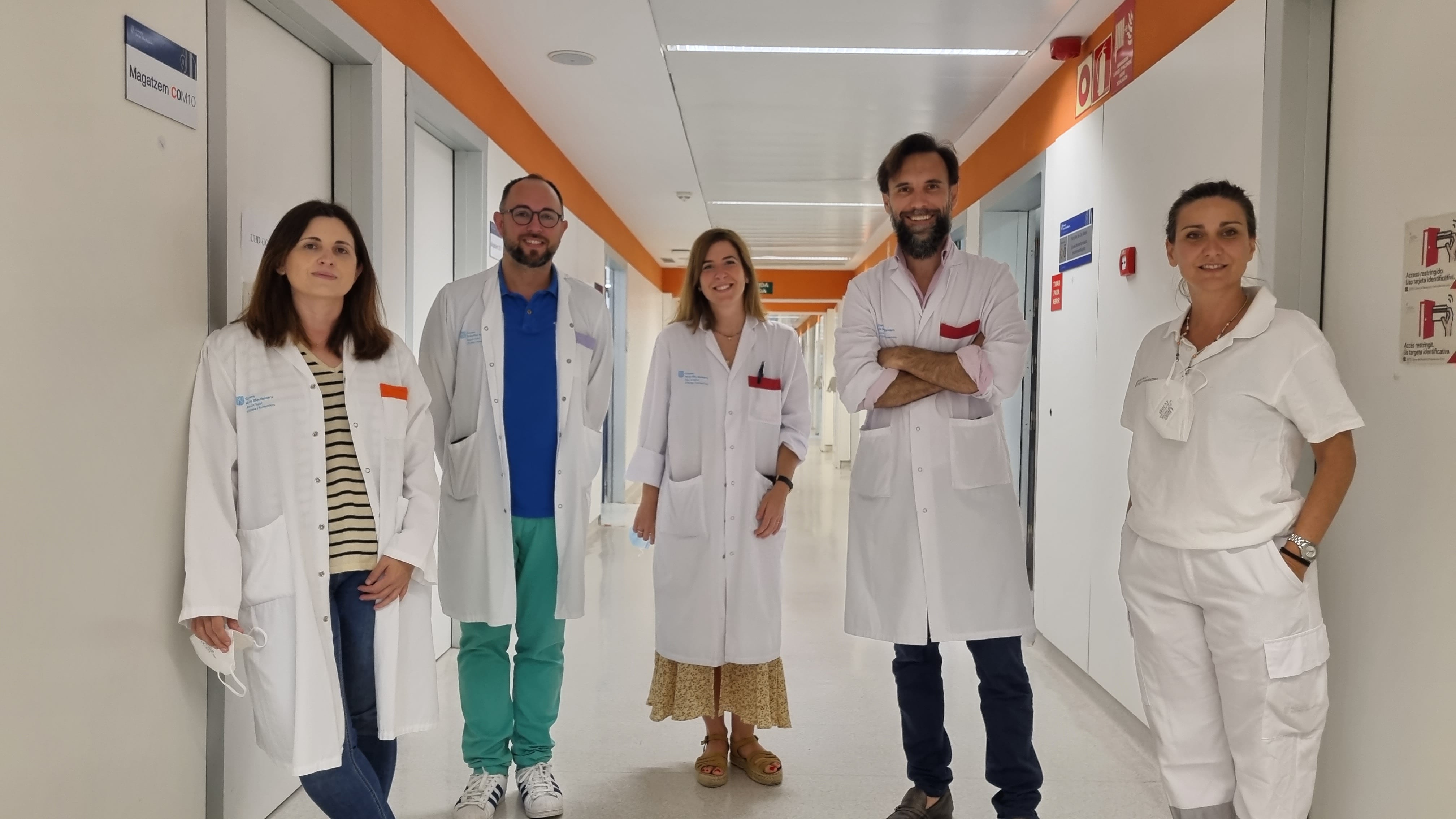 En la imagen los oncólogos Raquel Marsé, Juan Coves, Maria Iglesias, Carlos Rodríguez y la psicooncóloga Paloma Martínez