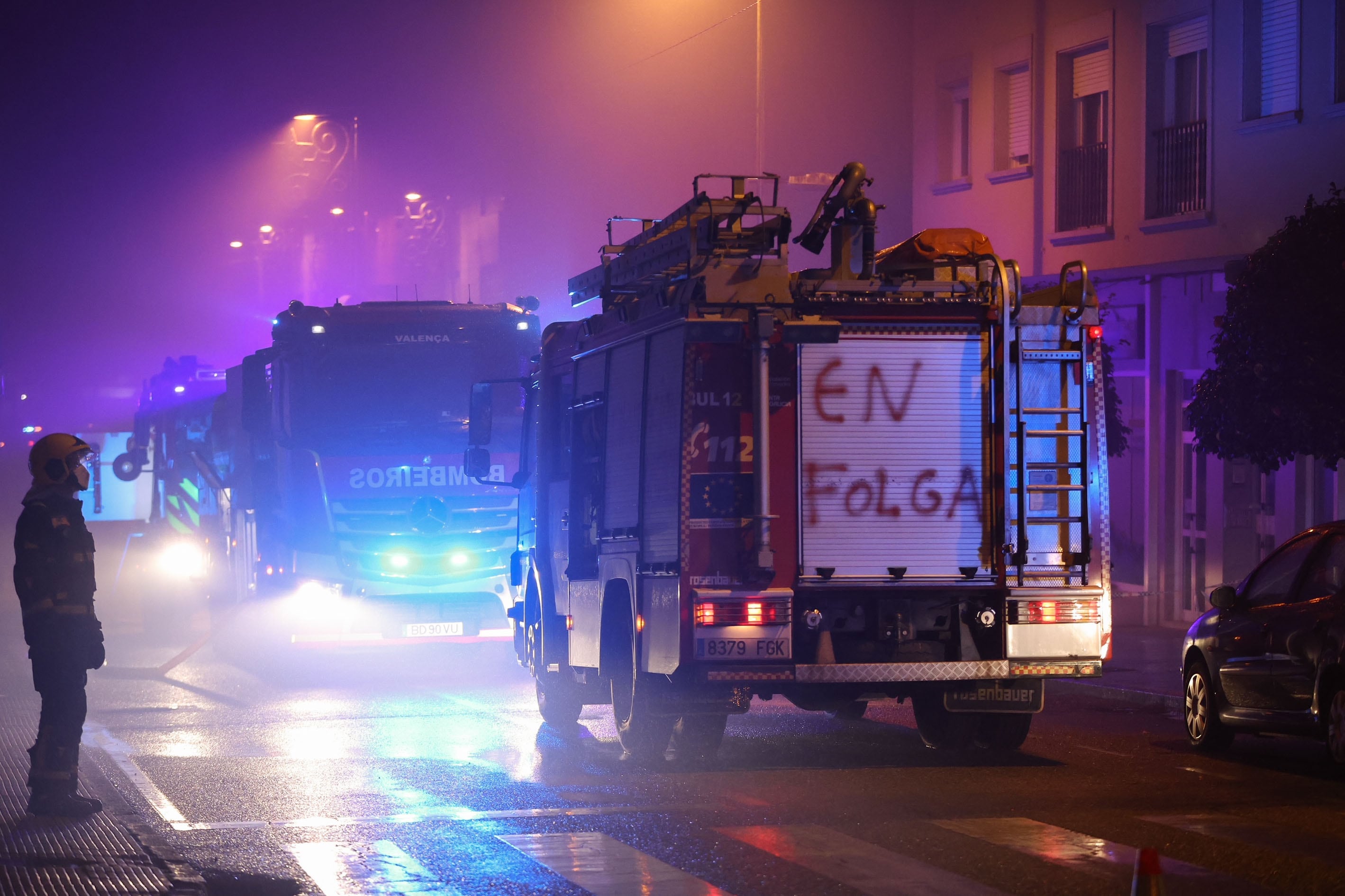 Los bomberos de Porriño, Ponteareas y Morrazo, así como recursos de emergencia portugueses trabajaron intensamente junto a la Guardia Civil, la Policía Local y los efectivos de Protección Civil para controlar las llamas. EFE/ Sxenick