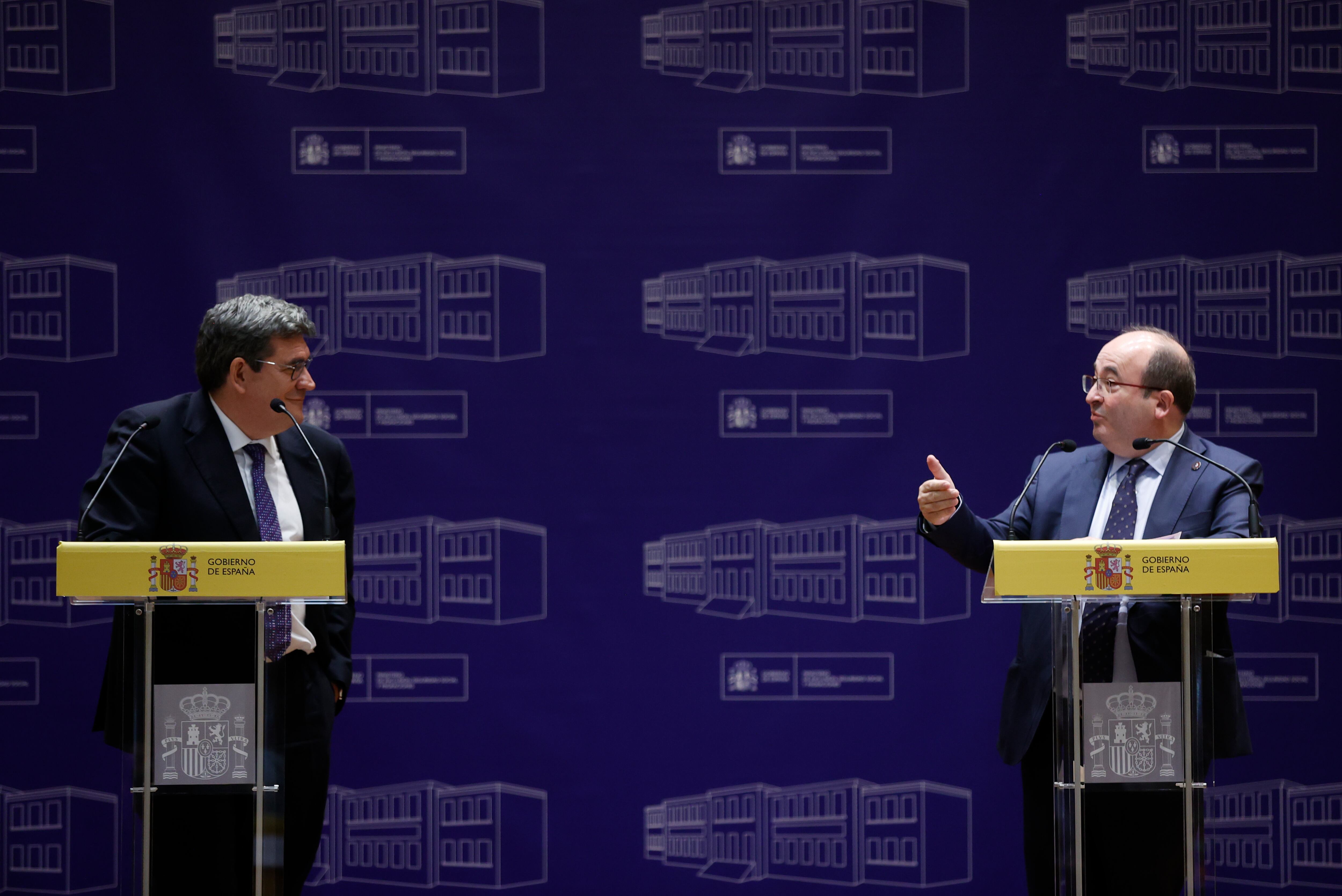 MADRID, 10/03/2022.- El ministro de Cultura y Deporte, Miquel Iceta, y el ministro de Inclusión, Seguridad Social y Migraciones, José Luis Escrivá (i) informan en rueda de prensa de los avances que se están alcanzando en el marco de los trabajos de la Comisión Interministerial para el Desarrollo del Estatuto del Artista, este jueves en Madrid. EFE/ Juan Carlos Hidalgo