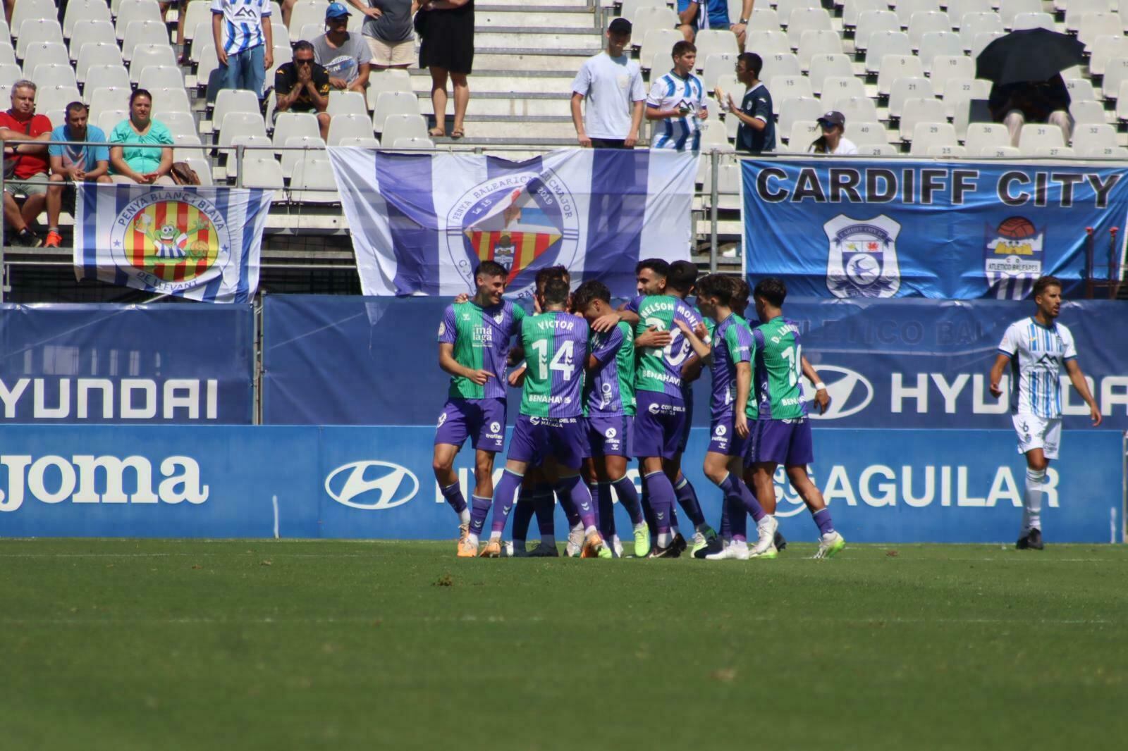 Víctor García, de espaldas en el centro de la imagen, celebrando un gol al Baleares