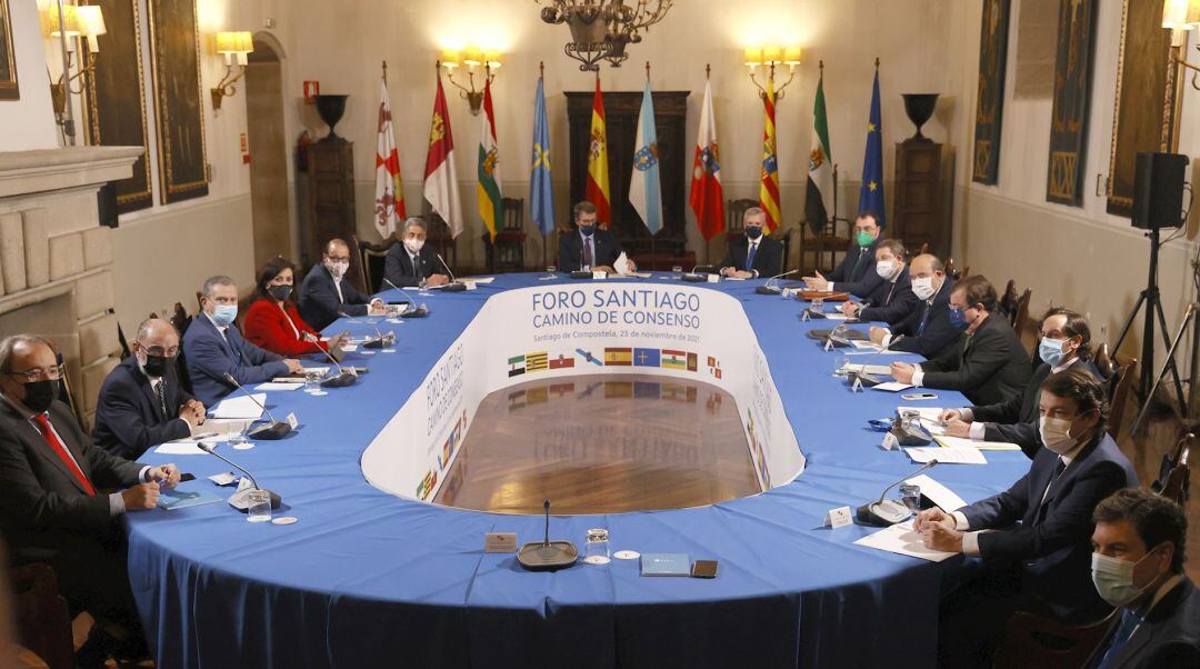 El presidente de la Xunta, Alberto Núñez Feijó (c) preside la reunión con otros siete presidentes autonómicos