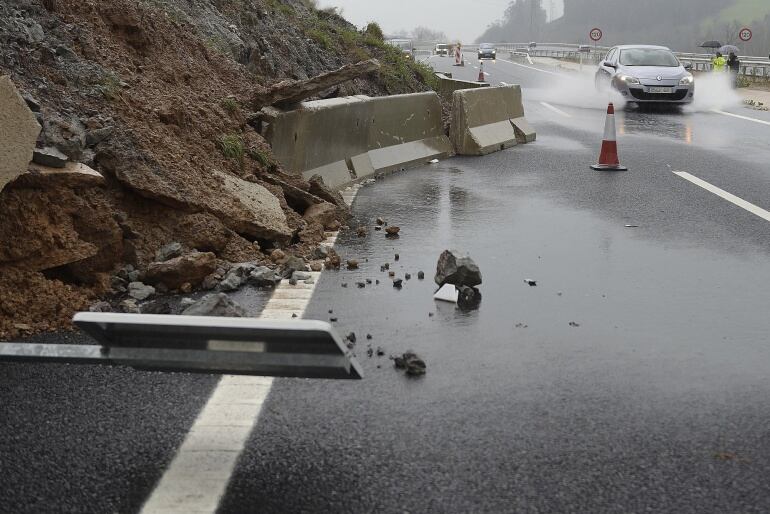 Un desprendimiento corta un carril de la autopiata A-8, cerca de la localidad Cantabra de Solares. Cantabria ha activado el Plan Territorial de Emergencias, el Platercant, ante el temporal que azota la región, donde la lluvia ha desbordado dos ríos que ha