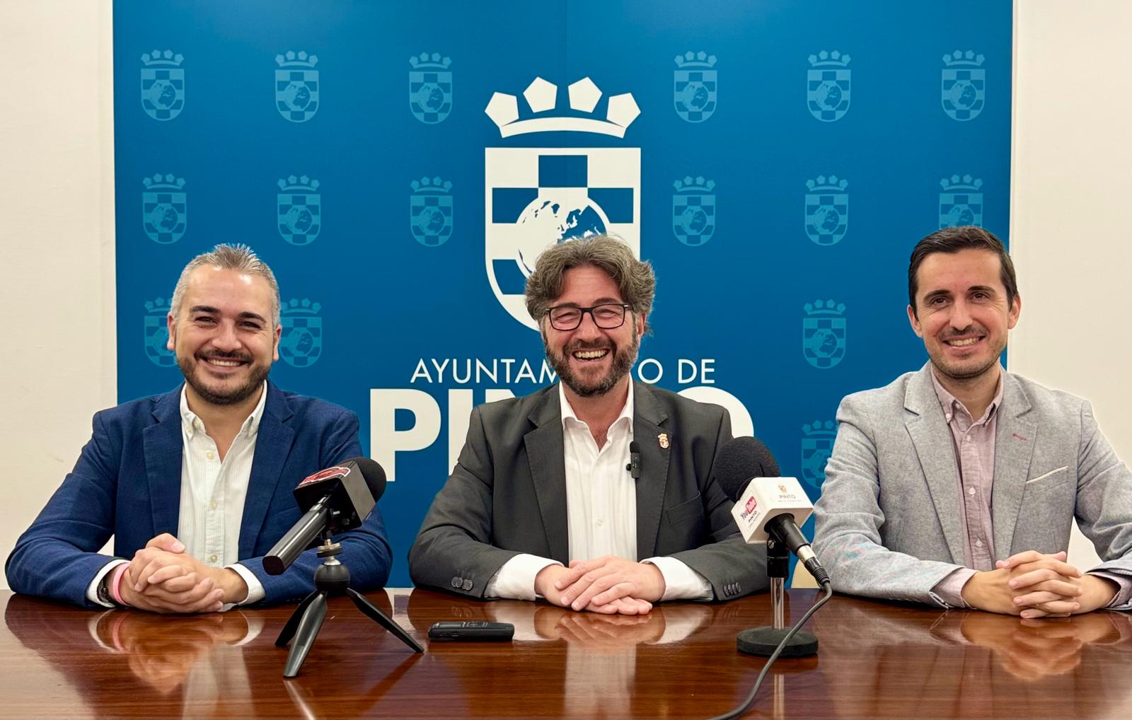 El portavoz de Pinto Avanza y del Gobierno de Pinto, Fernando González Jaén; el alcalde de Pinto, Salomón Aguado; y el concejal de Hacienda, Mario Gutiérrez, durante la presentación de las ordenanzas fiscales