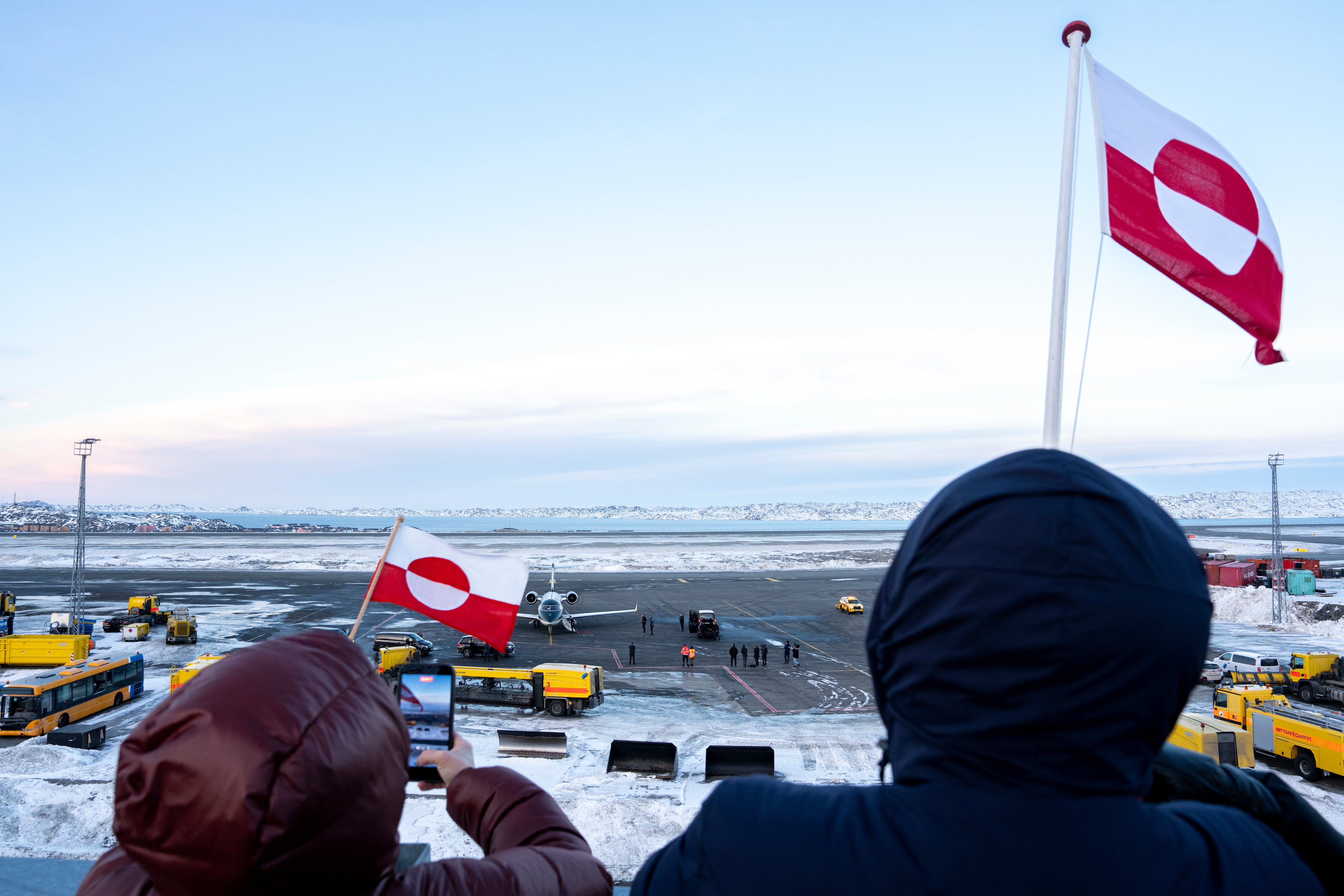 El primer ministro danés, Mette Frederiksen, llega al aeropuerto de Nuuk
