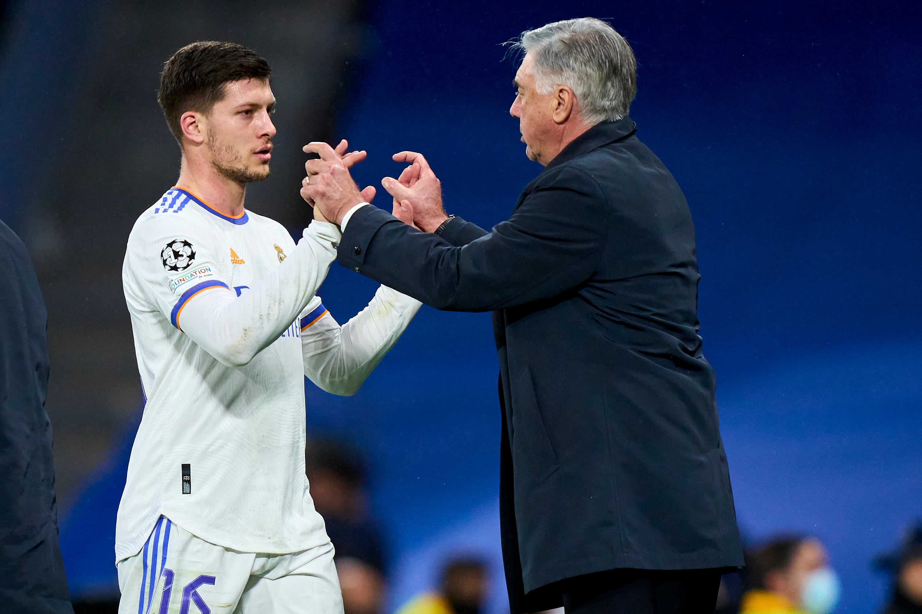 Ancelotti saluda a Jovic en un partido del Real Madrid