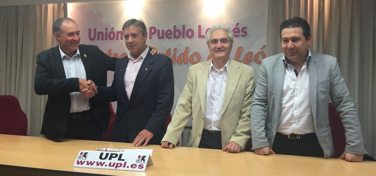 Los candidatos de UPL al Congreso y al Senado (en el centro) tras su elección