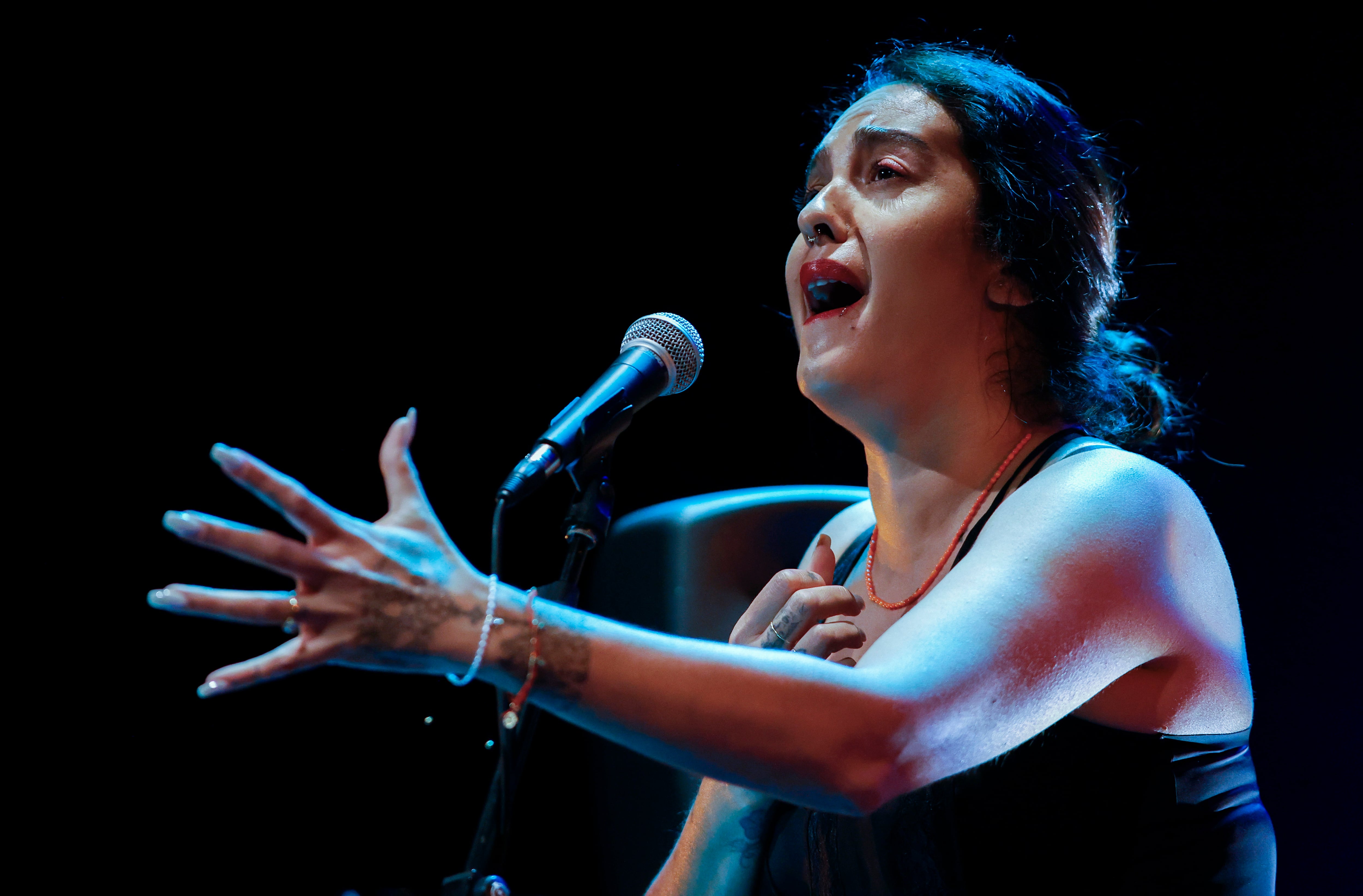 FERROL, 19/06/2022.-Para romper con la creencia de que el flamenco no cuaja al norte, Alba Molina (Sevilla, 1978) ha destapado su &quot;Nuevo día&quot; en el teatro Jofre de Ferrol. Su propuesta sobre el escenario no se limita a rendir homenaje a sus padres, los legendarios Lole y Manuel, pero la &quot;mayoría de las canciones&quot; son de quienes ejercieron como primeros exponentes del nuevo flamenco hace casi cinco décadas. En una entrevista con Efe, apunta que también &quot;hay alguna&quot; de su último disco, lanzado en 2020, &quot;El beso&quot;.-EFE/Kiko Delgado
