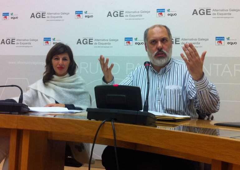 Joaquín García en la rueda de prensa junto a Yolanda Díaz en el Parlamento