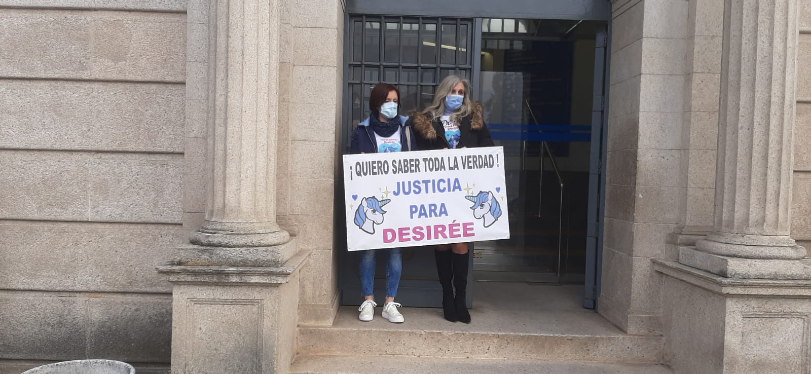 Familiares de la pequeña a las puertas de la Audiencia Provincial de Lugo