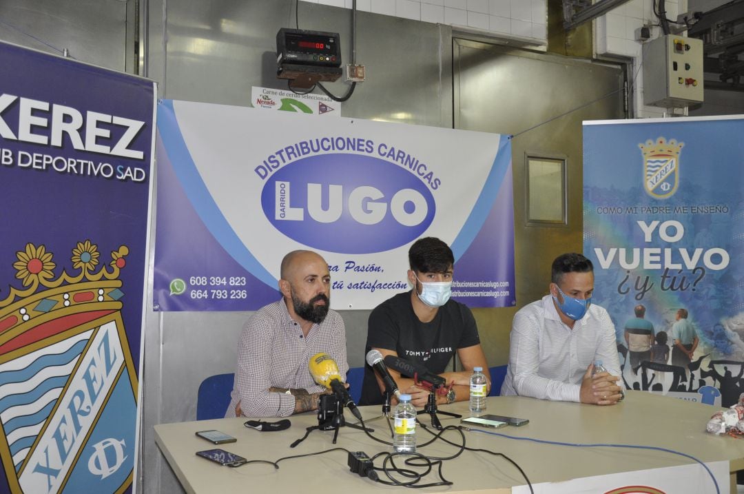 Juan Luis Gil y Juan Díaz junto a Samu 