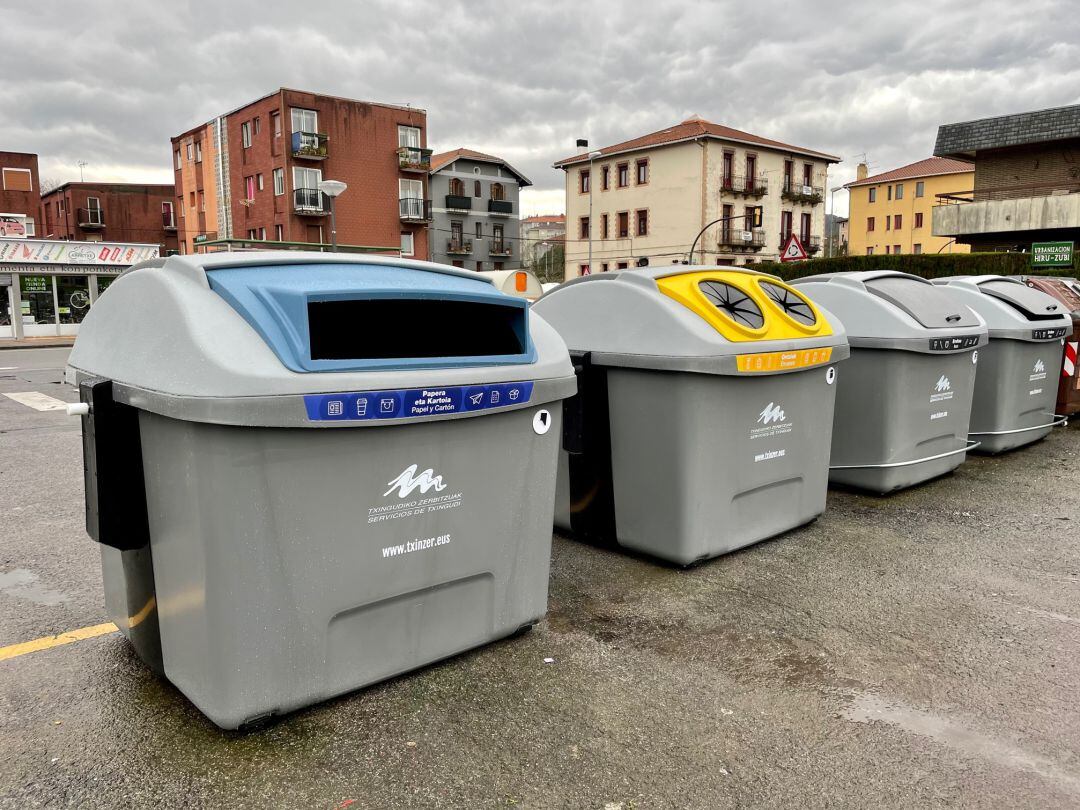 Nuevos contenedores de basura colocados en la isleta del barrio de Mendelu.