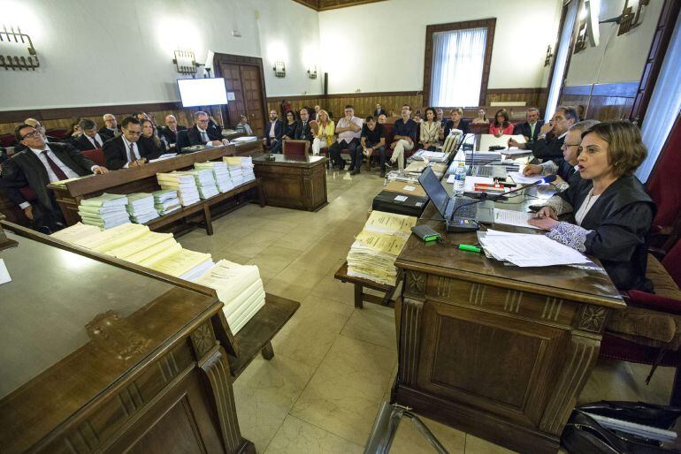 GRA060. VALENCIA, 11/06/2015.- Vista general del juicio por los contratos del Gobierno valenciano con la trama Gürtel para el montaje de su expositor en la feria de turismo Fitur que se retoma hoy con nuevas peticiones de suspensión por parte de las defensas, que alegan no haber tenido tiempo para analizar la información disponible. EFE/Manuel Bruque ***POOL***