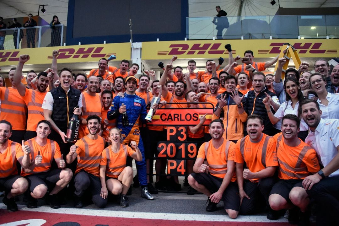 Carlos Sainz celebró con el equipo McLaren su podio en el GP de Brasil de 2019.