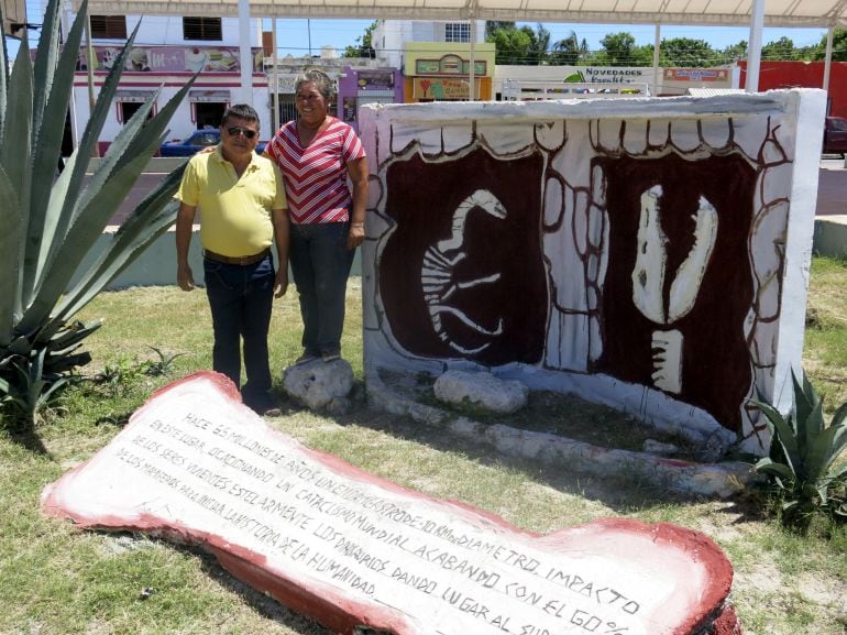 Un monumento recuerda en la península del Yucatán (México) el lugar del impacto de un meteorito contra la Tierra hace 65 millones de años, que supuso la extinción de muchas especies animales, entre ellas, los dinosaurios. 