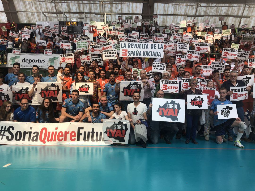 Los equipos, las plataformas y la afición, unidos al término del partido.