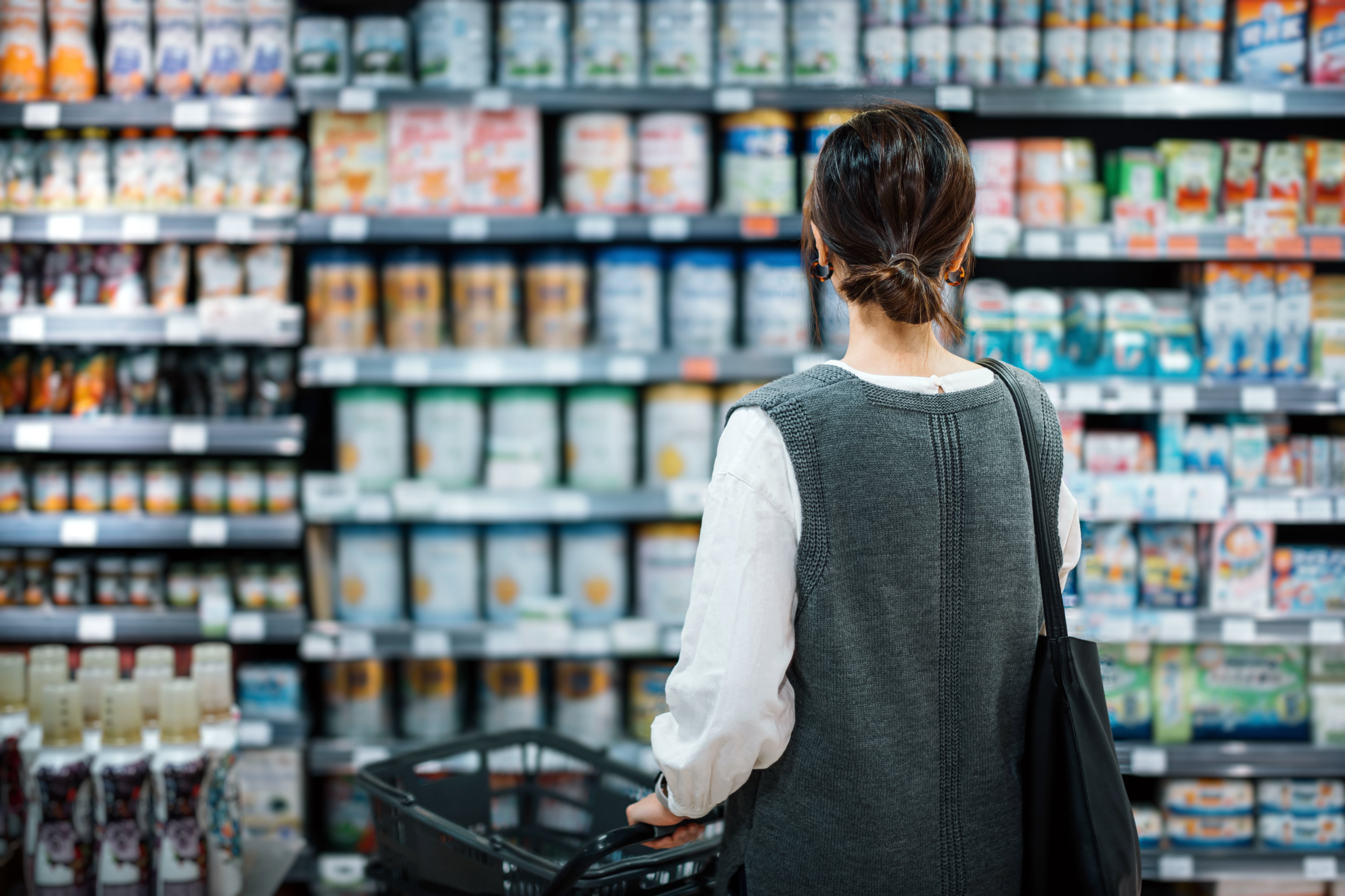 Una mujer comprando en un supermercado