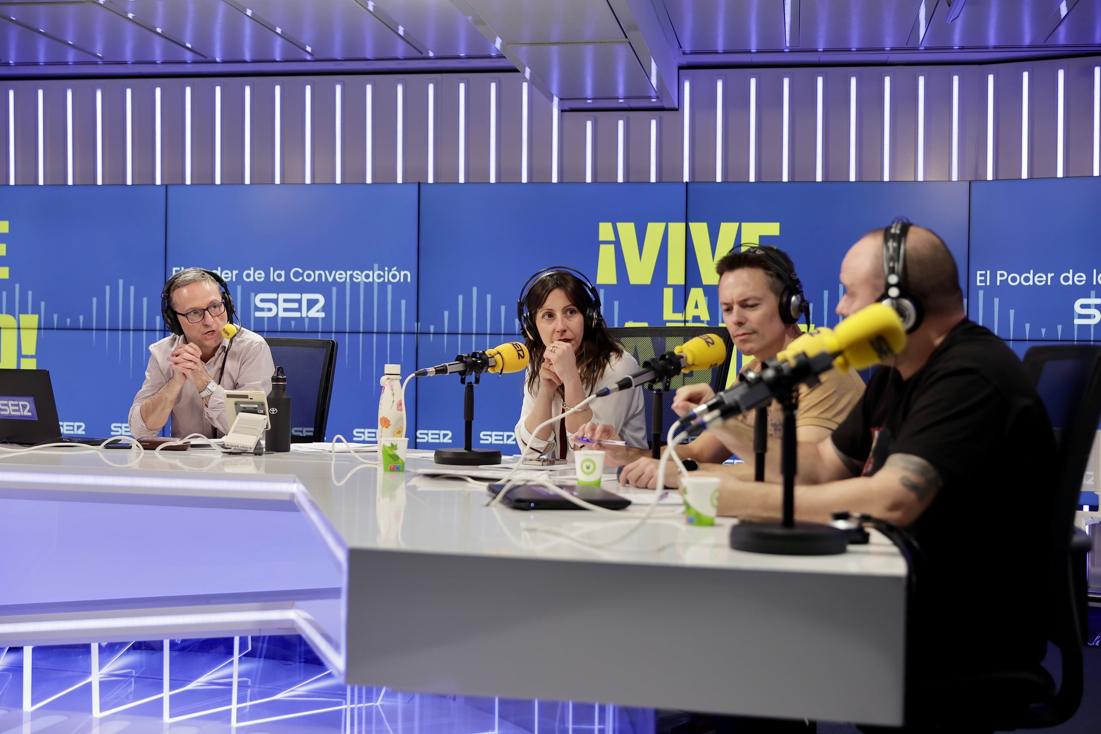 Roberto Sánchez y Edgar Hita conversan durante la emisión especial de 'Si amanece' por el Día de la radio