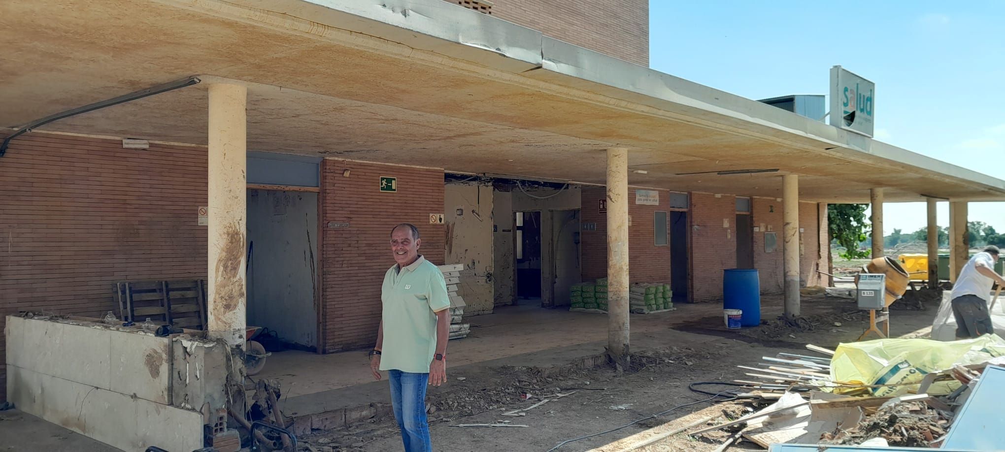 Exterior del centro de salud de Azuara, un mes después, tras ser arrasado por las riadas.