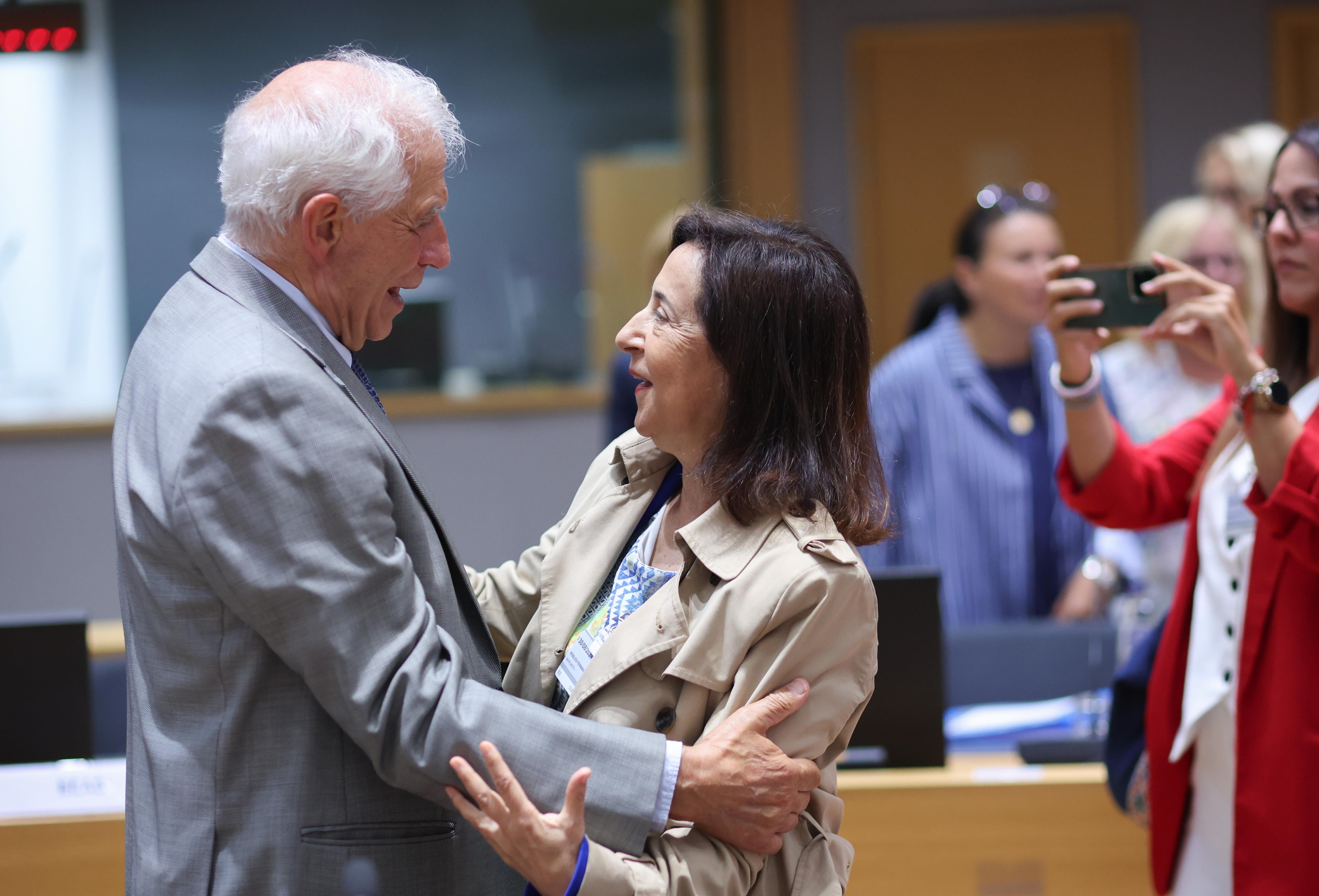 Brussels (Belgium), 30/08/2024.- High Representative of the European Union for Foreign Affairs and Security Policy, Josep Borrell, embraces Spanish Defense Minister Margarita Robles during an informal meeting of European Defense ministers in Brussels, Belgium, 30 August 2024. EU Defense Ministers met to discuss Russia&#039;s aggression. The informal council usually takes place in the country chairing the EU presidency. But following tensions between Hungarian Prime Minister Viktor Orban and the EU, the informal foreign and defense ministerial meetings of 29-30 August, respectively, took place in Brussels instead of Budapest. (Bélgica, Rusia, Bruselas) EFE/EPA/OLIVIER HOSLET
