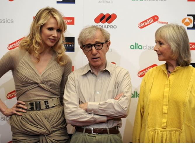 El cineasta Woody Allen y las actrices Lucy Punch y Gemma Jones posan durante la presentación de &#039;Conocerás al hombre de tus sueños&#039; en Oviedo