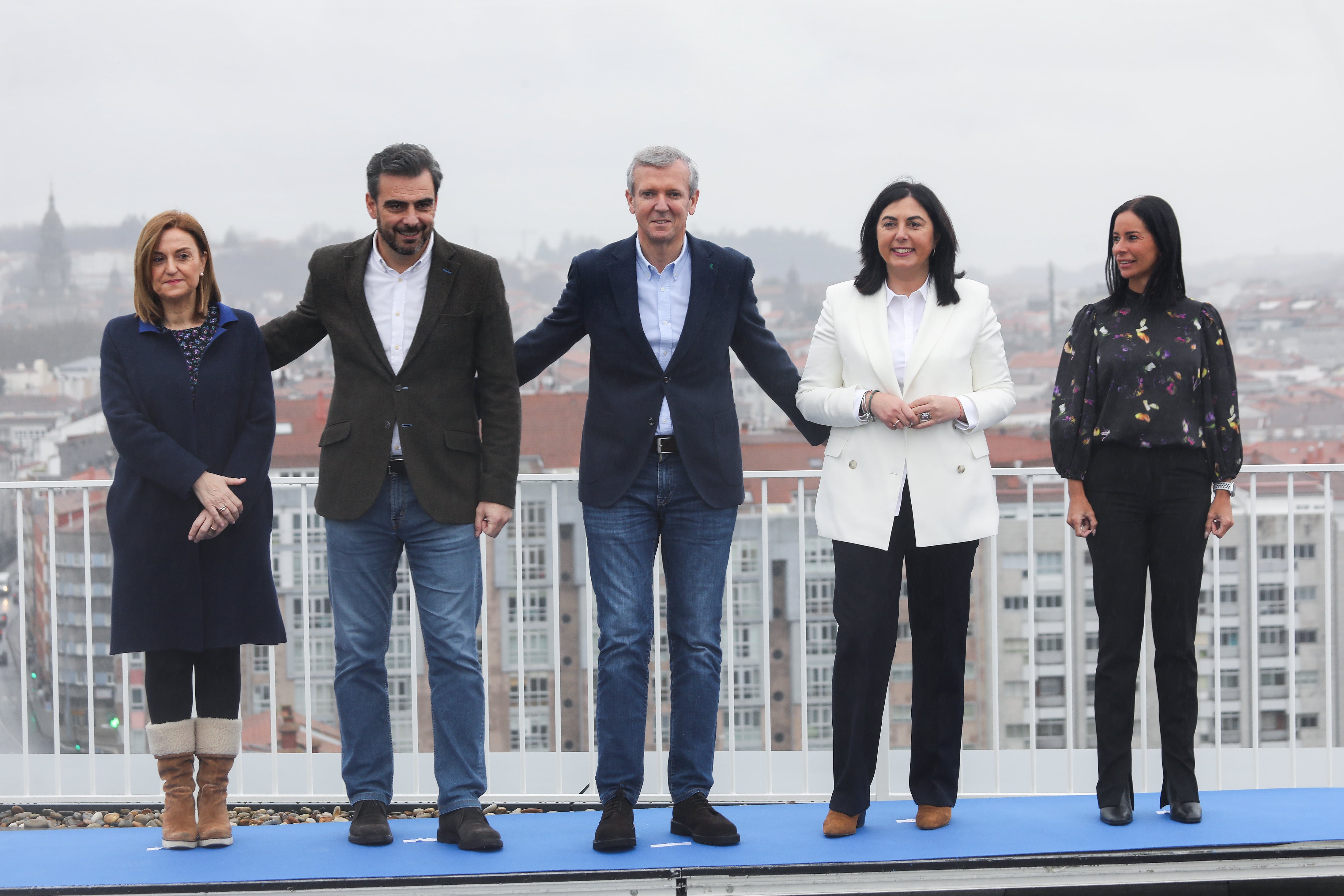 Santiago de Compostela. 13-01-24. El presidente del PPdeG, Alfonso Rueda (c), presenta los cabezas de lista del partido por las cuatro provincias a las elecciones autonómicas del 18 de febrero siendo, Elena Rivo por Ourense (1-i) Diego Clavo por A Coruña; Elena Cadia por Lugo (2-d) y la segunda en la lista, Patricia García por Pontevedra. EFE/ Xoán Rey
