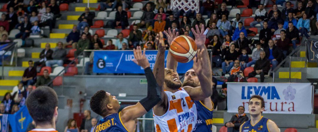 Perris Blackwell, en el centro, en un partido contra Oviedo