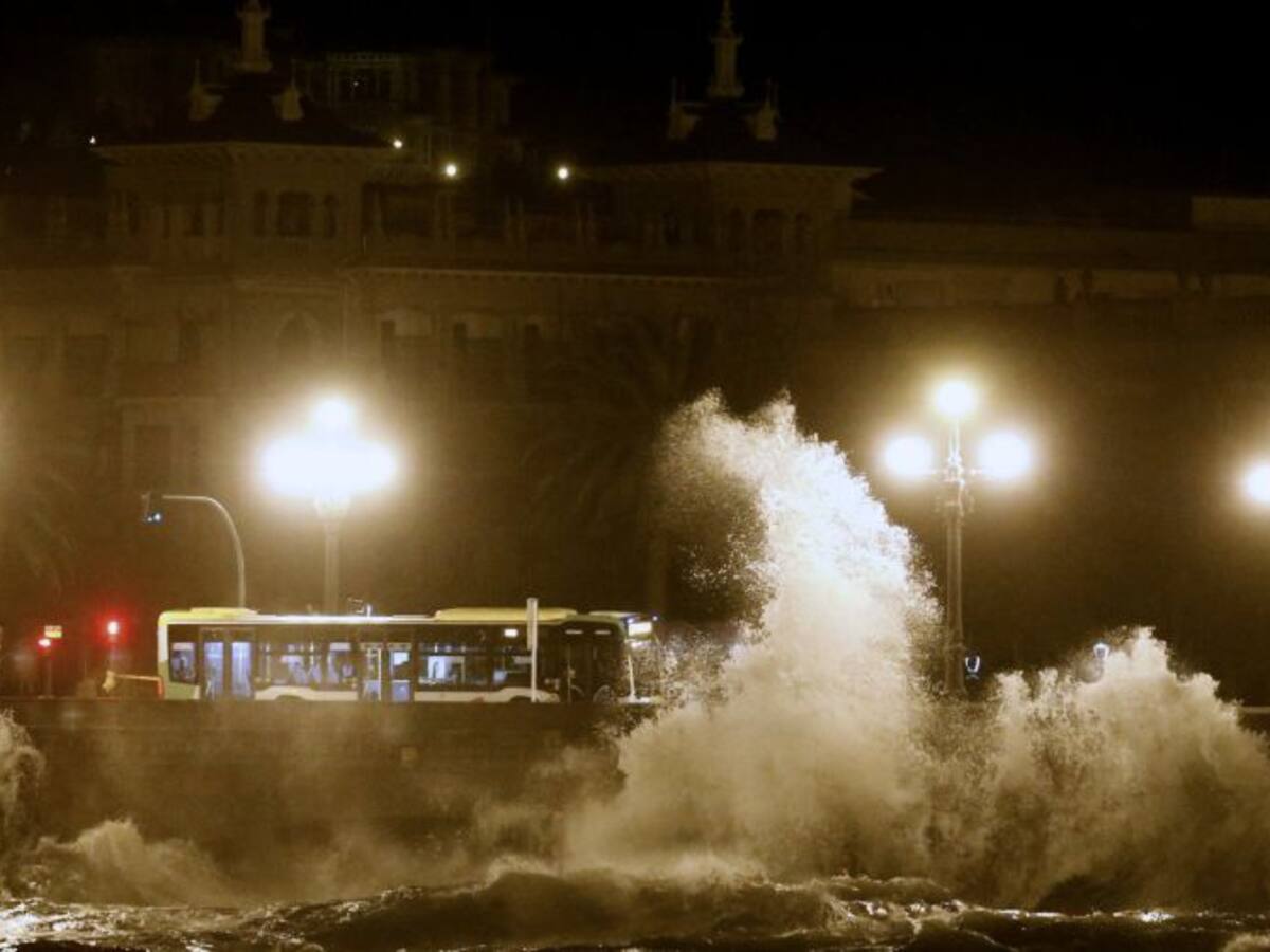 La furia del mar provoca cuantiosos daños en San Sebastián