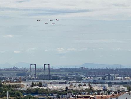 La pasada de la Patrulla Águila, vista desde Tomares.