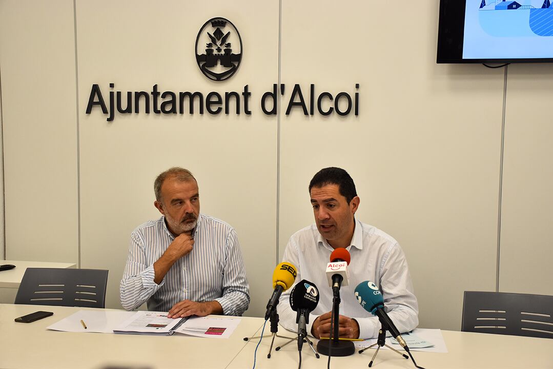 El vicealcalde Jordi Martínez y el alcalde Toni Francés presentando la Agenda Urbana.