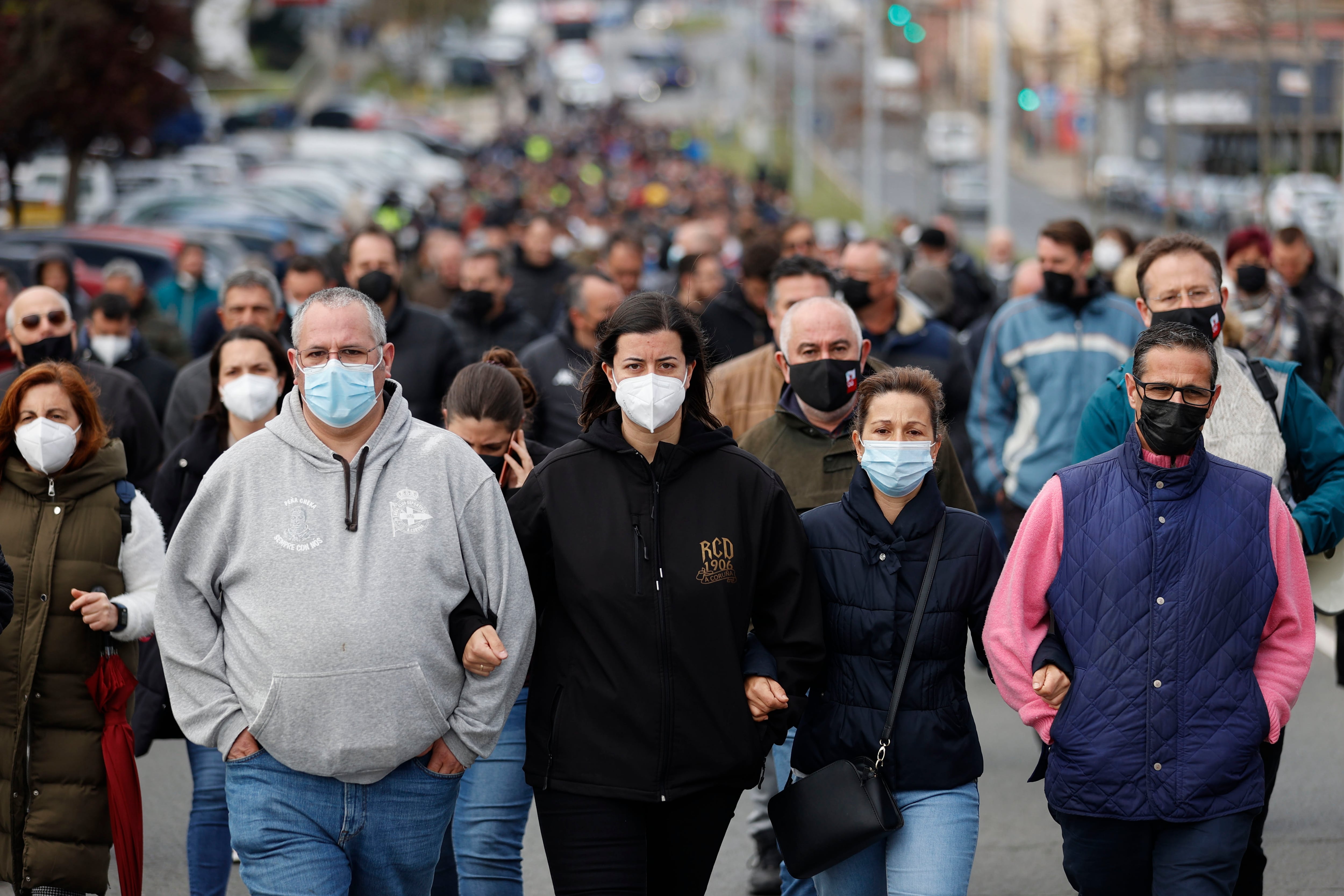 Más de trescientos trabajadores de las subcontratas de la refinería de Repsol de A Coruña protagonizaron el viernes una manifestación desde la planta hasta la Delegación del Gobierno para condenar la &quot;inseguridad&quot; en las instalaciones y pedir &quot;responsabilidades&quot; por la muerte de Unai.