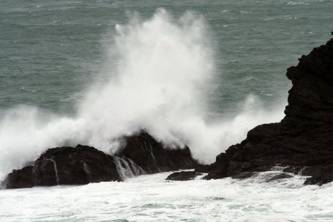 Las olas rompen contra las rocas en la playa de Santa Comba, en Ferrol