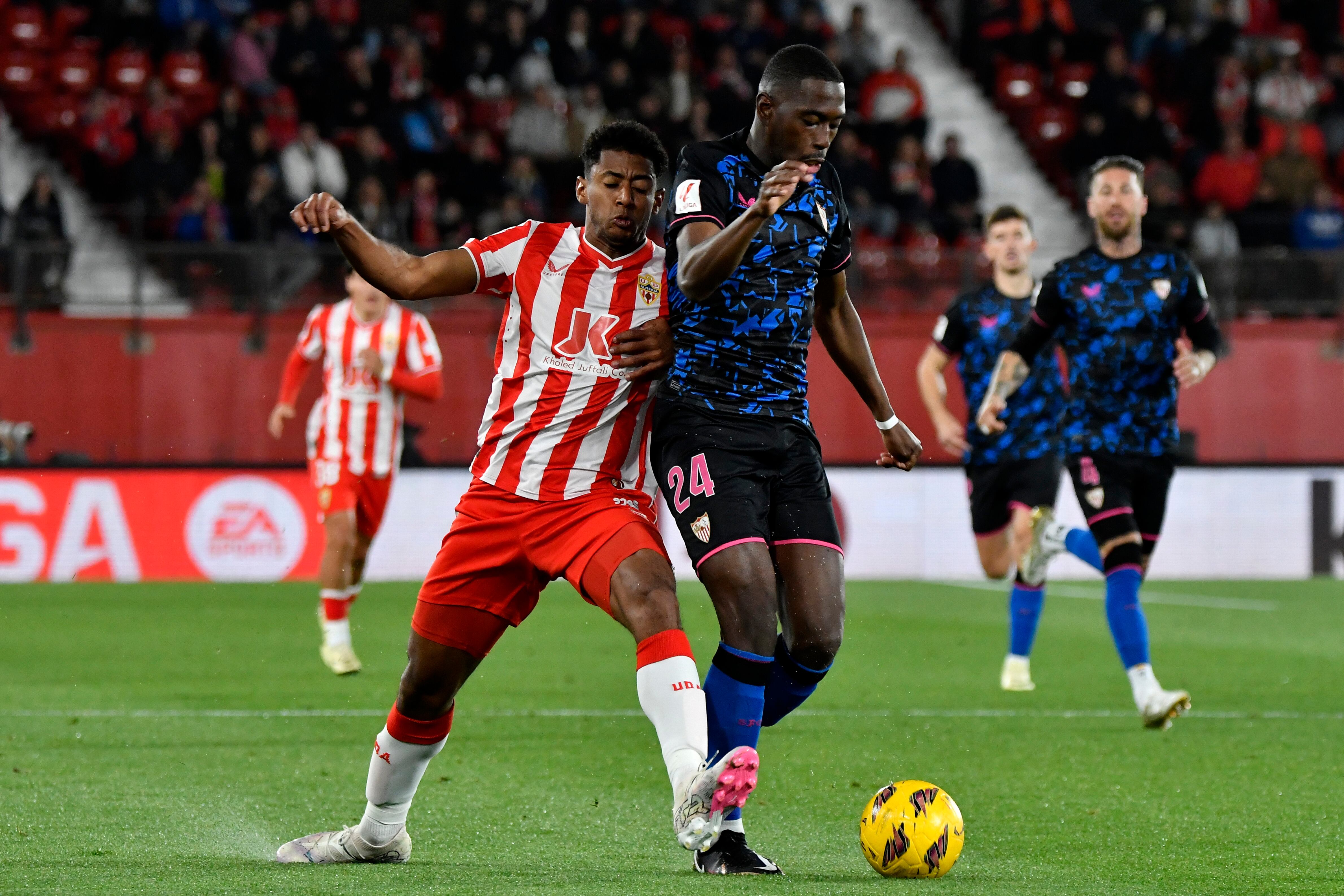 ALMERIA 11/03/2024. El centrocampista senegalés del Sevilla, Boubakary Soumaré (d), protege el balón ante el delantero hondureño del Almeria, Anthony Rubén Lozano, durante el encuentro correspondiente a la jornada 28 de Primera División que disputan hoy lunes Almeria y Sevilla en el Power Horse Stadium de Almería. EFE / Carlos Barba
