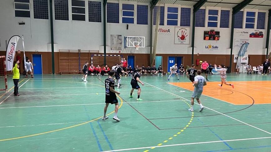 A pesar de su buena imagen, el Elda C.E.E. no pudo con uno de los mejores equipos del grupo