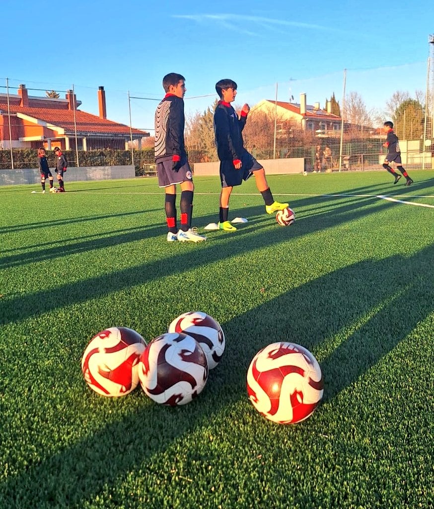 Imagen de un entrenamiento de fútbol base/RFCYLF