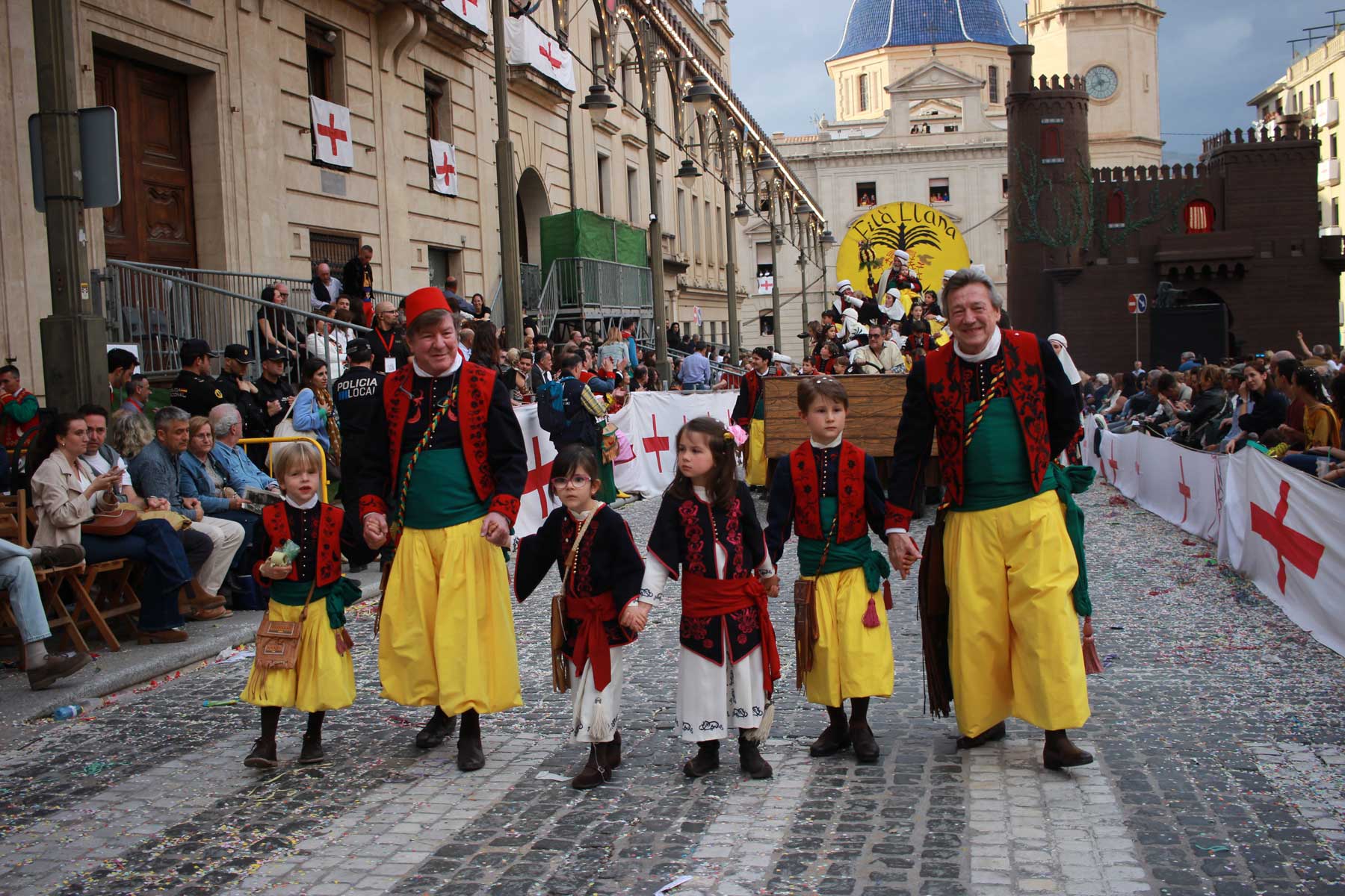 Mateo con su abuelo Rafa Vilaplana, su hermana Olivia y Carlos Aracil, con sus nietos