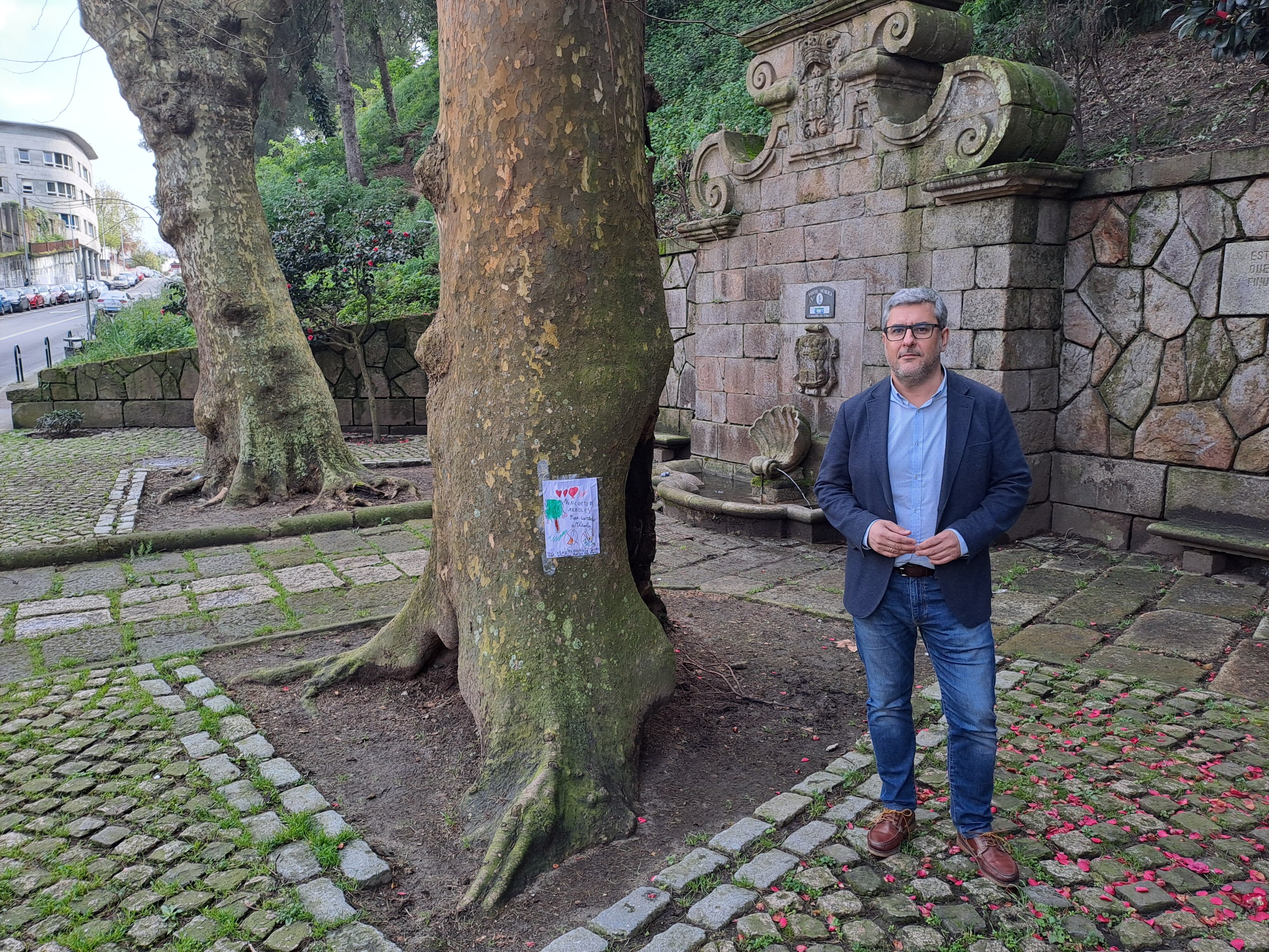 Miguel Martín frente a un árbol.