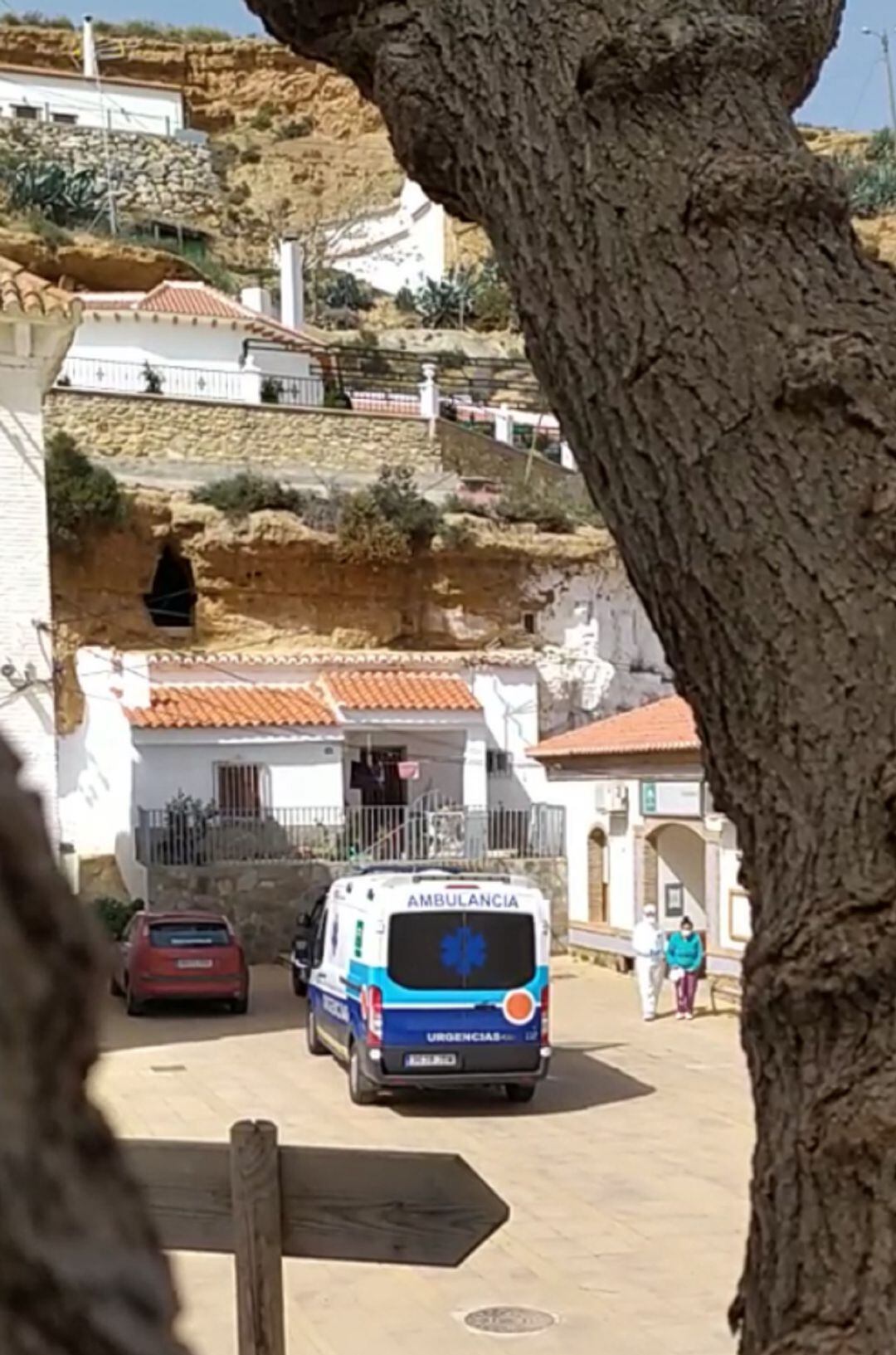 Imagen del momento en el que se llevan a la paciente en una ambulancia.