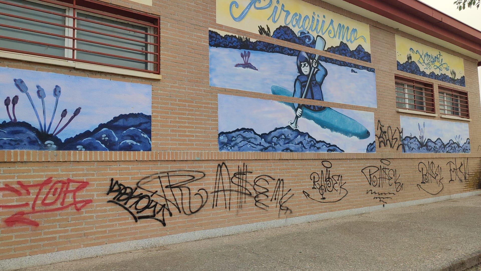 Una de las tantas pintadas que sufre la Escuela de Piragüismo Talavera-Talak después de cada fin de semana. Foto: Club Talak.