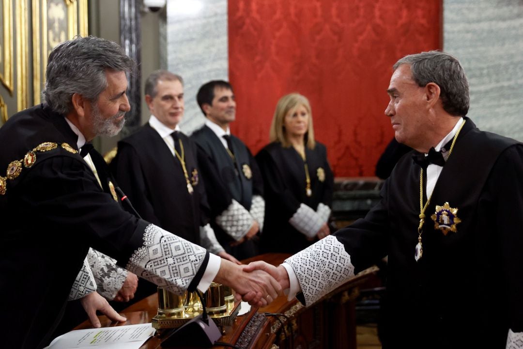 El nuevo magistrado del Tribunal Supremo Ricardo Cuesta (d) saluda al presidente del tribunal, Carlos Lesmes (i) durante la ceremonia de toma de posesión del cargo celebrada en Madrid (España),  a 15 de enero de 2020 . 