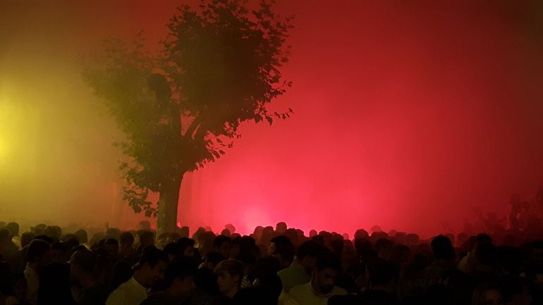 Momento en el que unos jóvenes lanzan bengalas en la Plaza de Cañadio abarrotada de gente