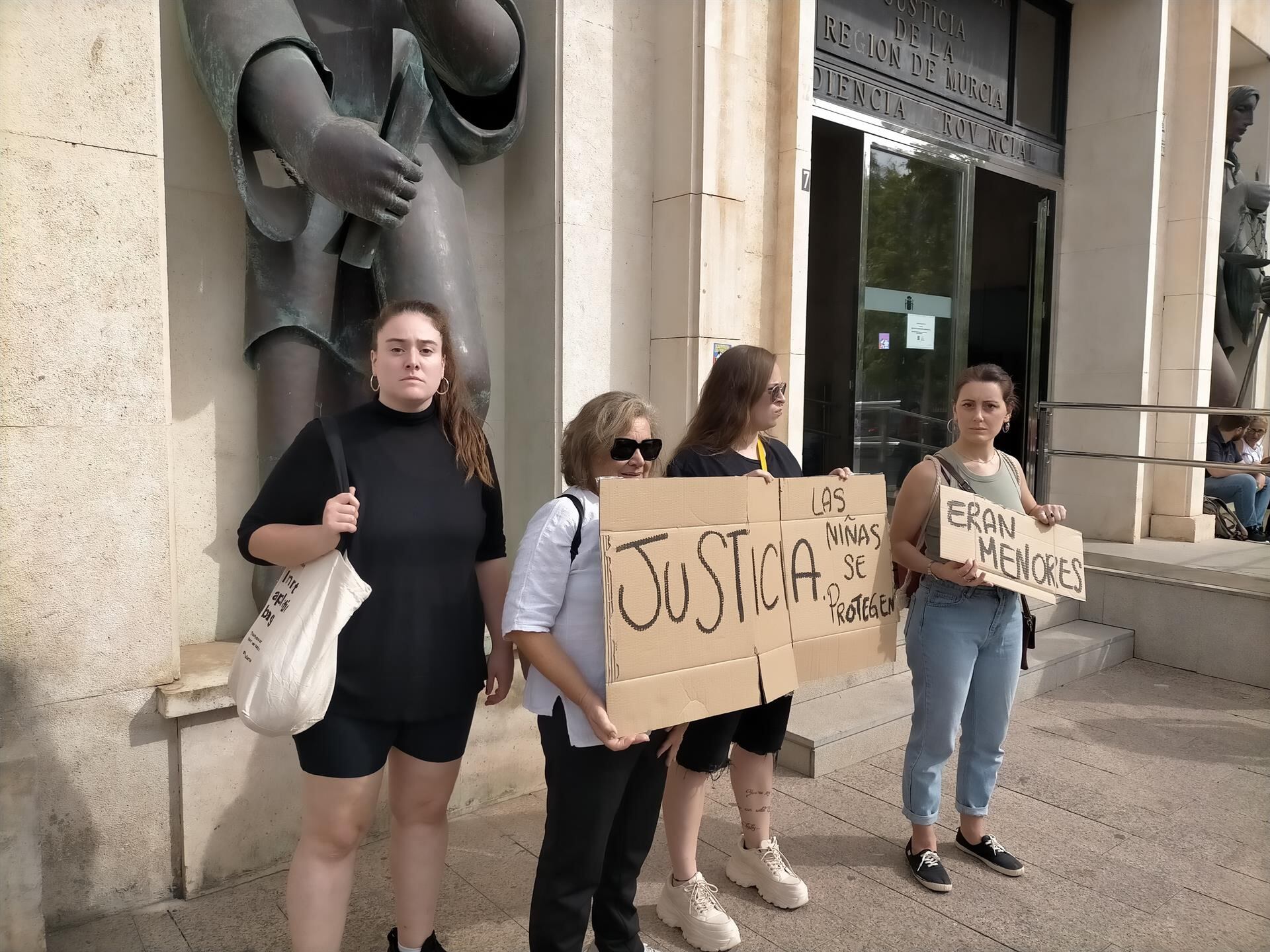 Manifestantes a las puertas del Palacio de Justicia, en Murcia, protestan por la condena a los empresarios por prostitución de menores