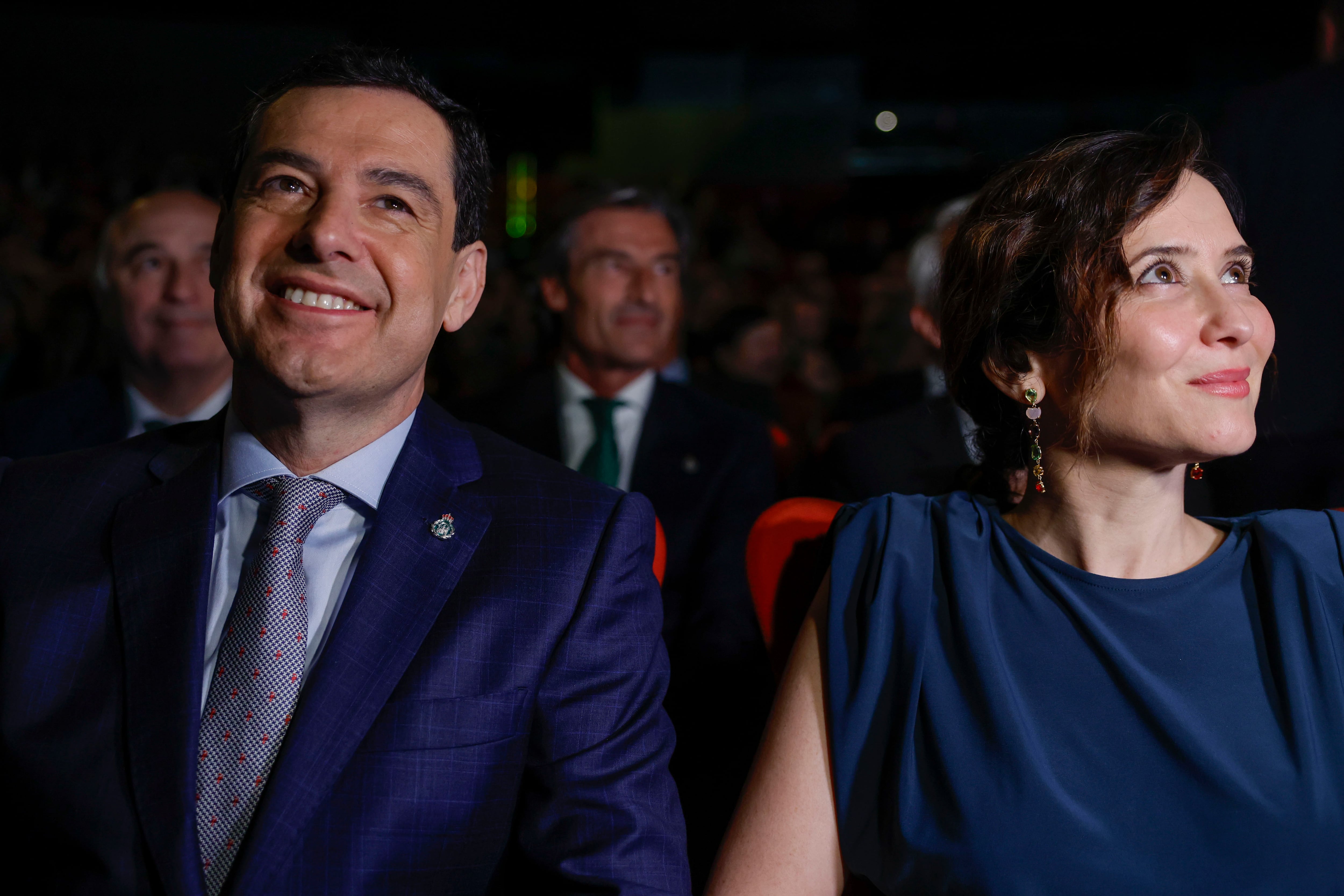 El presidente de la Junta de Andalucía, Juan Manuel Moreno Bonilla, y la presidenta de la Comunidad de Madrid, Isabel Díaz Ayuso, durante la entrega de los Premios Talento Andaluz 2025, que otorga el Ejecutivo andaluz este lunes en Madrid.- EFE/Mariscal